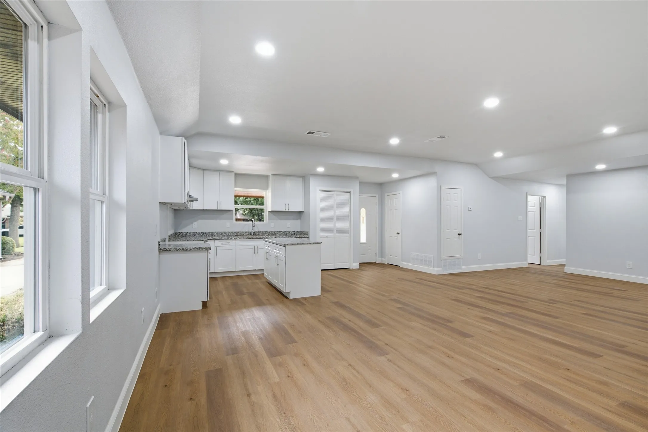 Single Family Residence For Sale in Dallas County , 500 Bent Tree Court, Irving, Texas 75061, 3 Bedrooms, 2 Bathrooms, 2 Garage spaces, 1,795 Sqft, built in 1978, Price $410,000, mls#21322486, Real Estate Agent in Irving, Homes For Sale in Dallas county, Homes For Sale in Irving, Realtor in Irving Texas, Real Estate Brokerage Independent Realty Texas, Luminita Cordes Realtor