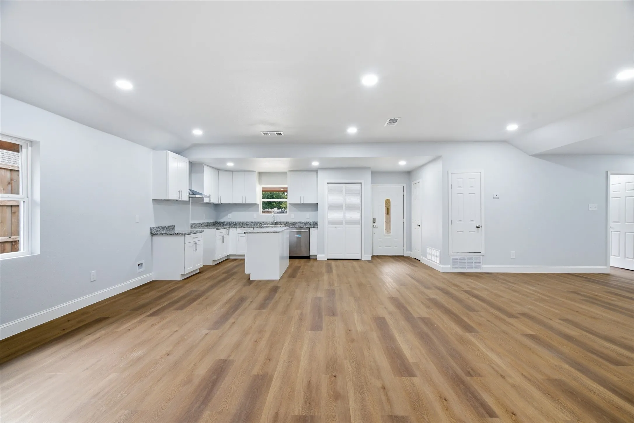 Single Family Residence For Sale in Dallas County , 500 Bent Tree Court, Irving, Texas 75061, 3 Bedrooms, 2 Bathrooms, 2 Garage spaces, 1,795 Sqft, built in 1978, Price $410,000, mls#21322486, Real Estate Agent in Irving, Homes For Sale in Dallas county, Homes For Sale in Irving, Realtor in Irving Texas, Real Estate Brokerage Independent Realty Texas, Luminita Cordes Realtor
