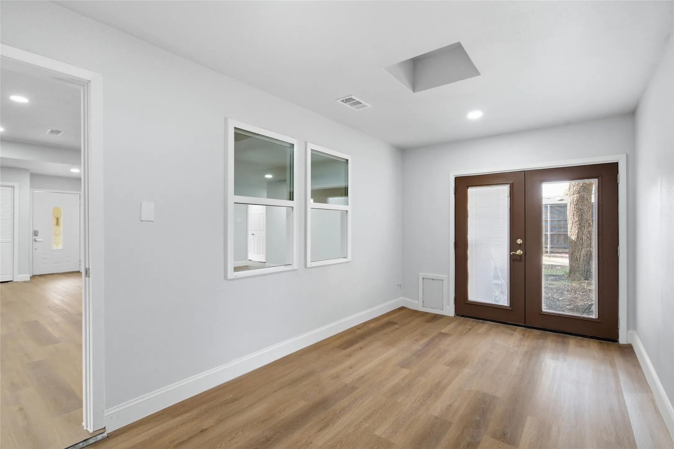 Single Family Residence For Sale in Dallas County , 500 Bent Tree Court, Irving, Texas 75061, 3 Bedrooms, 2 Bathrooms, 2 Garage spaces, 1,795 Sqft, built in 1978, Price $410,000, mls#21322486, Real Estate Agent in Irving, Homes For Sale in Dallas county, Homes For Sale in Irving, Realtor in Irving Texas, Real Estate Brokerage Independent Realty Texas, Luminita Cordes Realtor