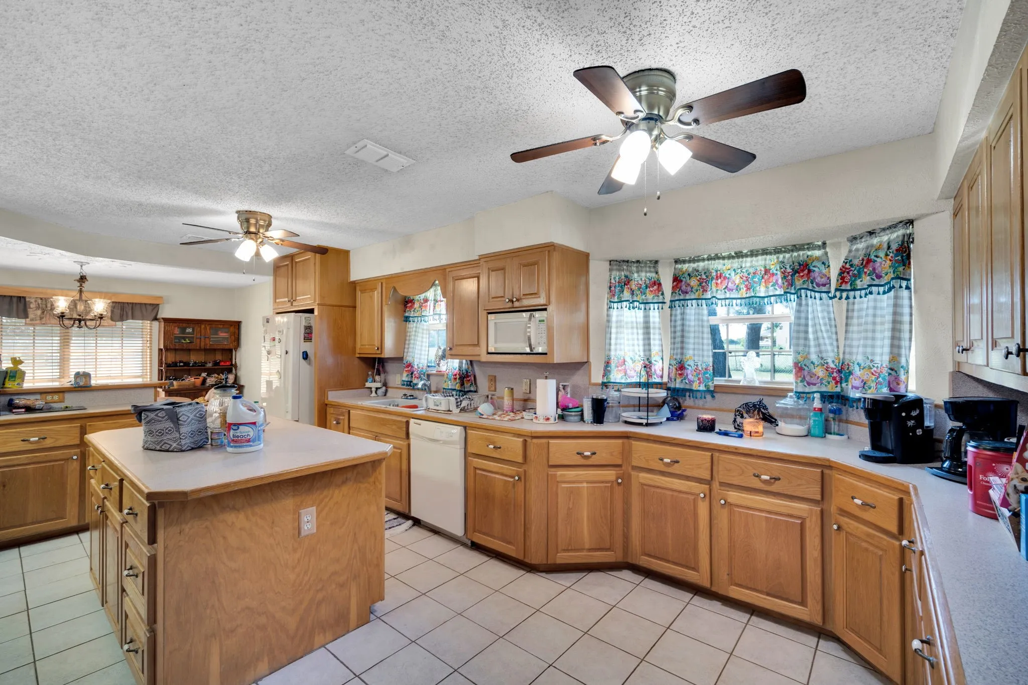 Single Family Residence For Sale in Hill County , 468 Fm 2960, Whitney, Texas 76692, 3 Bedroom, 3 Bathroom, Garage spaces, 3,132 Sqft, built in 1978, mls#21323027, Real Estate Agent in Whitney, Homes For Sale in Hill county, Homes For Sale in Whitney, Realtor in Whitney Texas, Real Estate Brokerage Independent Realty Texas, Luminita Cordes Realtor