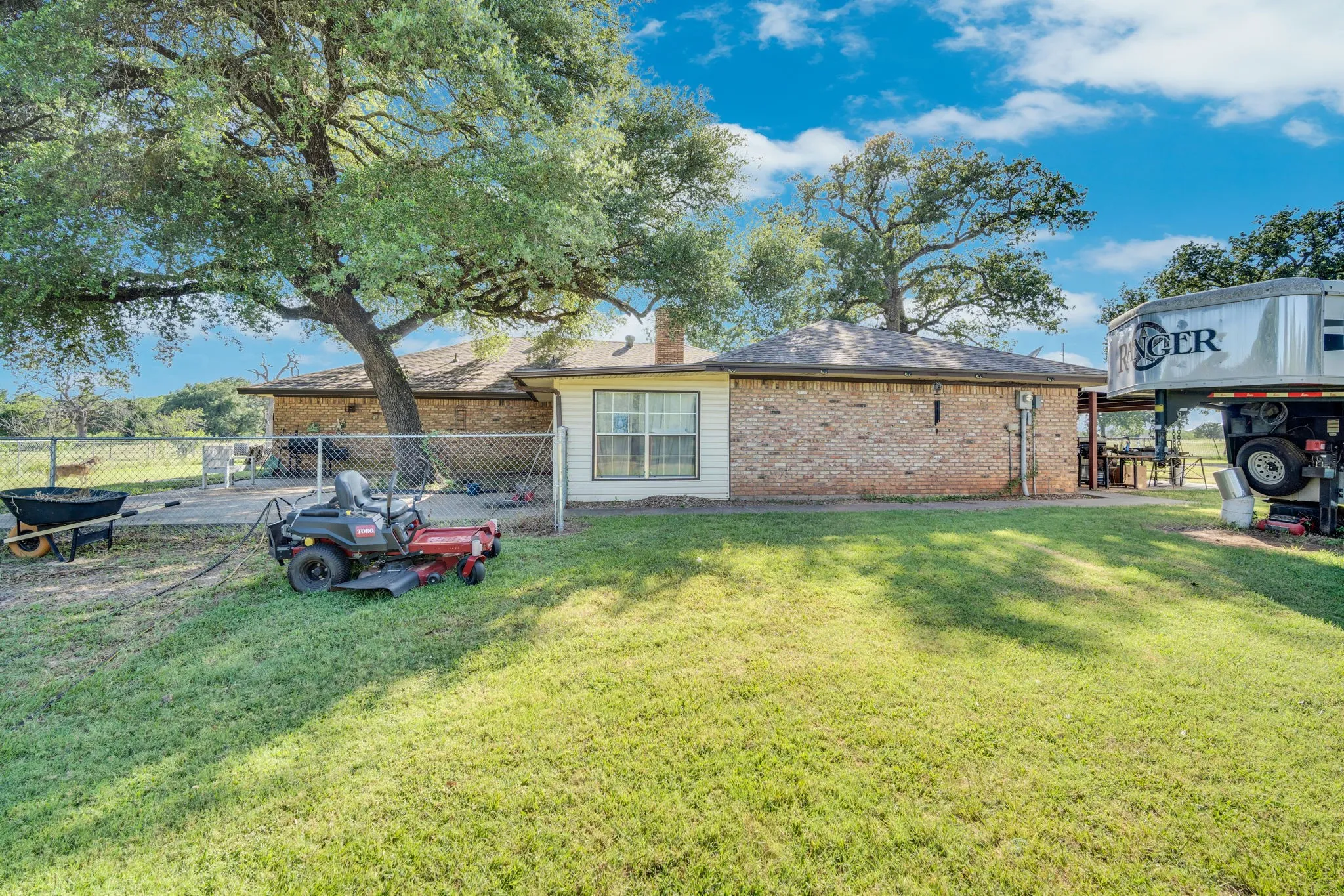 Single Family Residence For Sale in Hill County , 468 Fm 2960, Whitney, Texas 76692, 3 Bedroom, 3 Bathroom, Garage spaces, 3,132 Sqft, built in 1978, mls#21323027, Real Estate Agent in Whitney, Homes For Sale in Hill county, Homes For Sale in Whitney, Realtor in Whitney Texas, Real Estate Brokerage Independent Realty Texas, Luminita Cordes Realtor