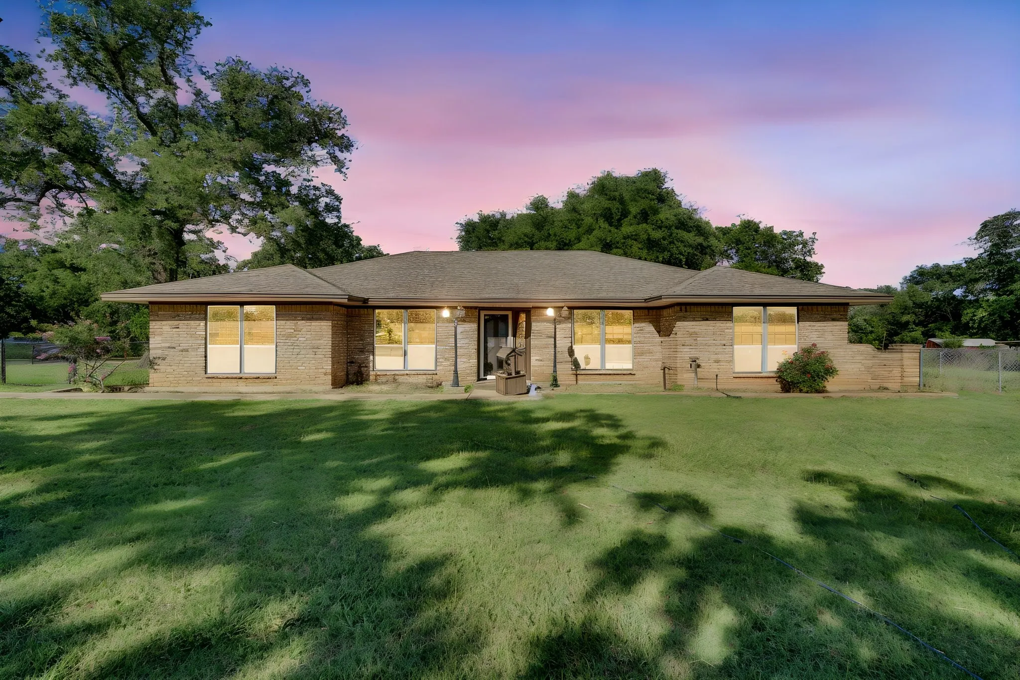 Single Family Residence For Sale in Hill County , 468 Fm 2960, Whitney, Texas 76692, 3 Bedroom, 3 Bathroom, Garage spaces, 3,132 Sqft, built in 1978, mls#21323027, Real Estate Agent in Whitney, Homes For Sale in Hill county, Homes For Sale in Whitney, Realtor in Whitney Texas, Real Estate Brokerage Independent Realty Texas, Luminita Cordes Realtor
