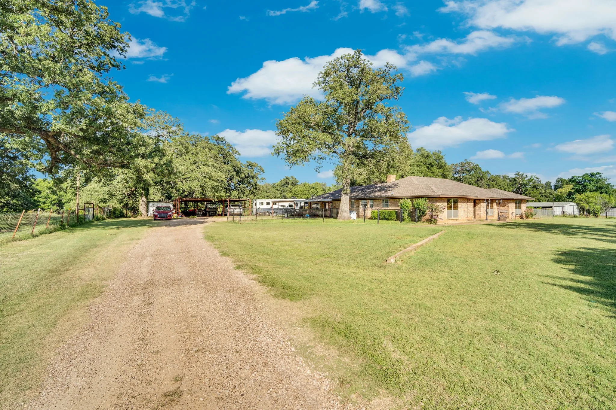 Single Family Residence For Sale in Hill County , 468 Fm 2960, Whitney, Texas 76692, 3 Bedroom, 3 Bathroom, Garage spaces, 3,132 Sqft, built in 1978, mls#21323027, Real Estate Agent in Whitney, Homes For Sale in Hill county, Homes For Sale in Whitney, Realtor in Whitney Texas, Real Estate Brokerage Independent Realty Texas, Luminita Cordes Realtor