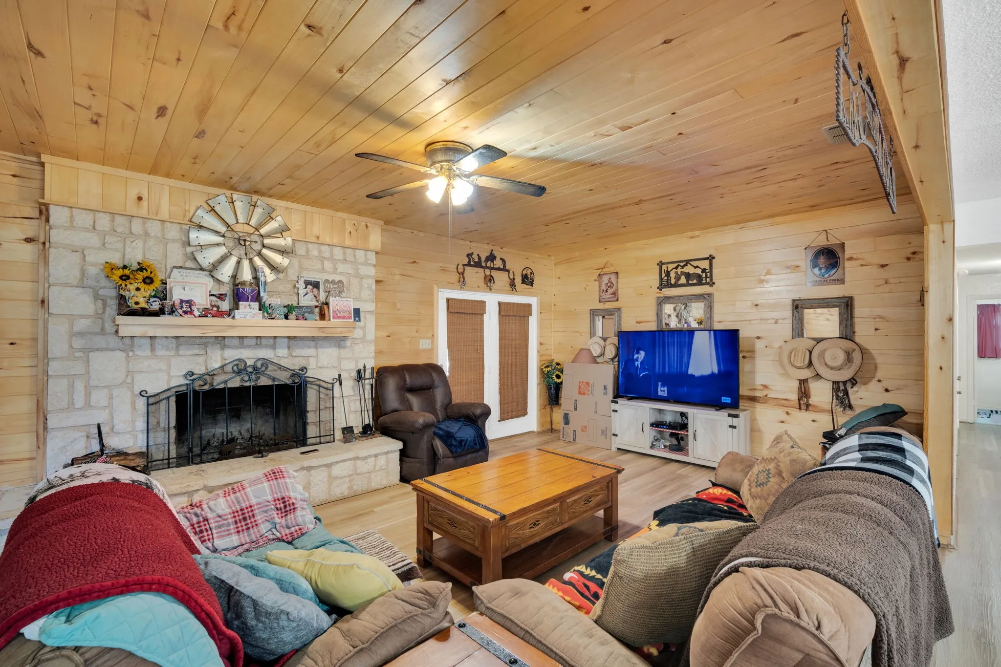 Single Family Residence For Sale in Hill County , 468 Fm 2960, Whitney, Texas 76692, 3 Bedroom, 3 Bathroom, Garage spaces, 3,132 Sqft, built in 1978, mls#21323027, Real Estate Agent in Whitney, Homes For Sale in Hill county, Homes For Sale in Whitney, Realtor in Whitney Texas, Real Estate Brokerage Independent Realty Texas, Luminita Cordes Realtor