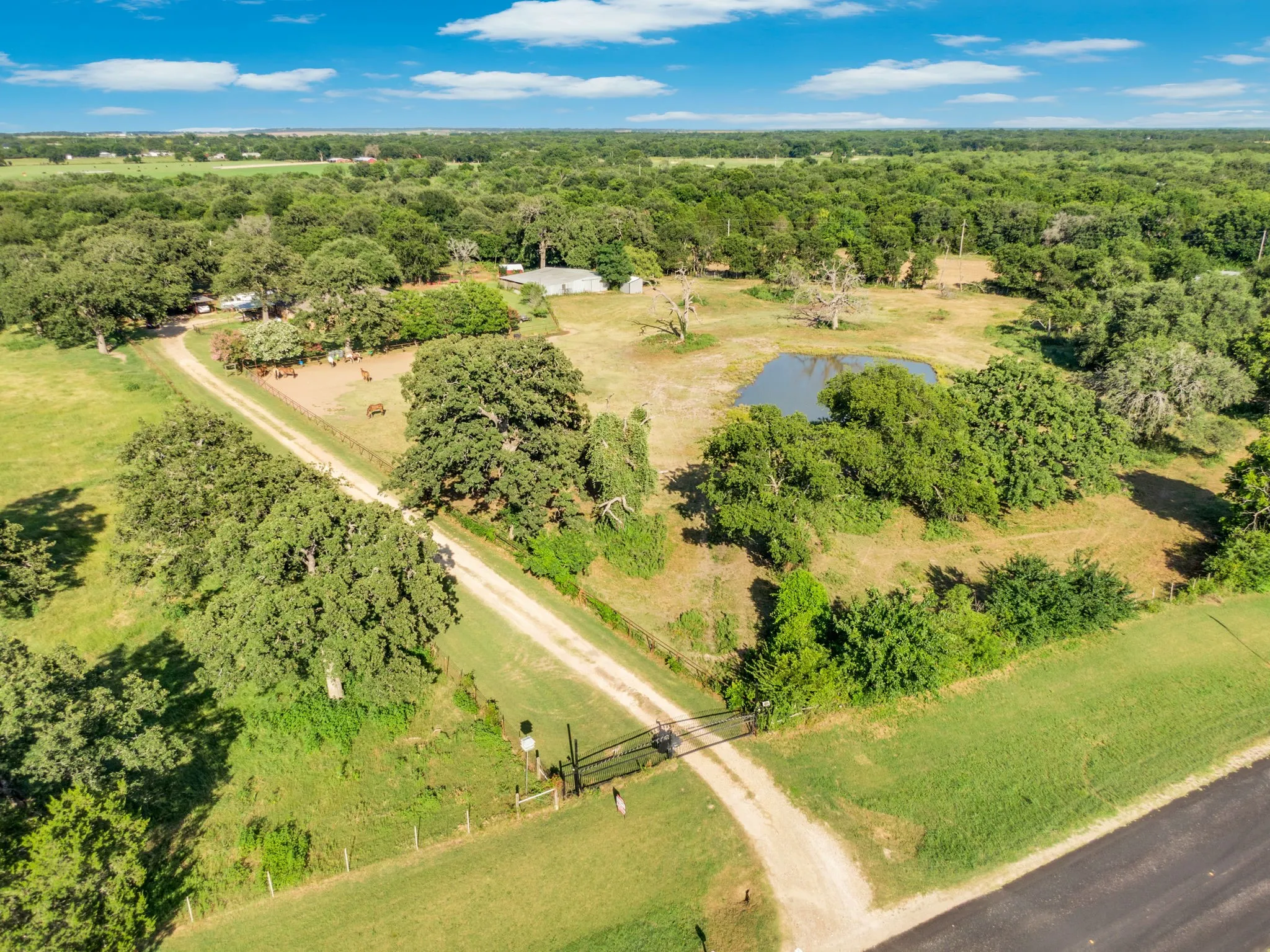 Single Family Residence For Sale in Hill County , 468 Fm 2960, Whitney, Texas 76692, 3 Bedroom, 3 Bathroom, Garage spaces, 3,132 Sqft, built in 1978, mls#21323027, Real Estate Agent in Whitney, Homes For Sale in Hill county, Homes For Sale in Whitney, Realtor in Whitney Texas, Real Estate Brokerage Independent Realty Texas, Luminita Cordes Realtor