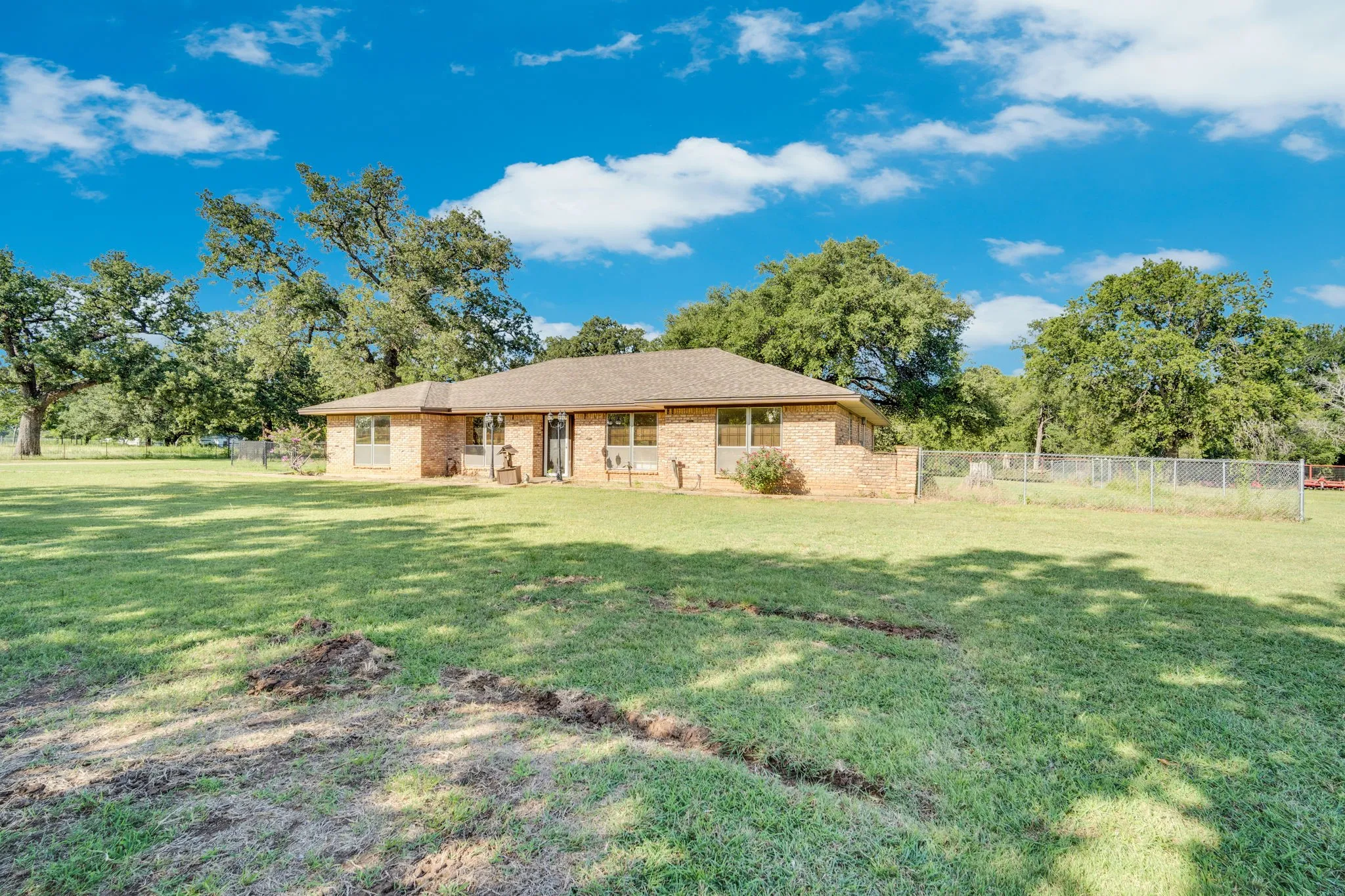 Single Family Residence For Sale in Hill County , 468 Fm 2960, Whitney, Texas 76692, 3 Bedroom, 3 Bathroom, Garage spaces, 3,132 Sqft, built in 1978, mls#21323027, Real Estate Agent in Whitney, Homes For Sale in Hill county, Homes For Sale in Whitney, Realtor in Whitney Texas, Real Estate Brokerage Independent Realty Texas, Luminita Cordes Realtor