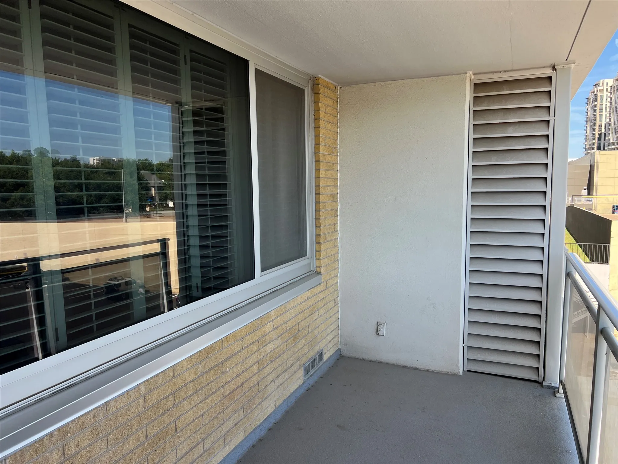 Condominium For Rent in Dallas County , 3883 Turtle Creek Boulevard 418, Dallas, Texas 75219, 2 Bedroom, 2 Bathroom, 2 Garage spaces, 1,131 Sqft, built in 1963, mls#21324476, Real Estate Agent in Dallas, Homes For Rent in Dallas county, Homes For Rent in Dallas, Realtor in Dallas Texas, Real Estate Brokerage Independent Realty Texas, Luminita Cordes Realtor