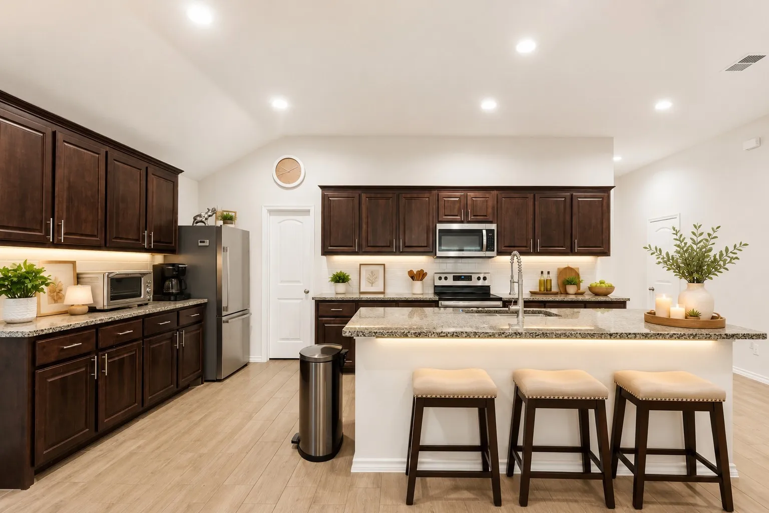 Great kitchen with lots of cabinets