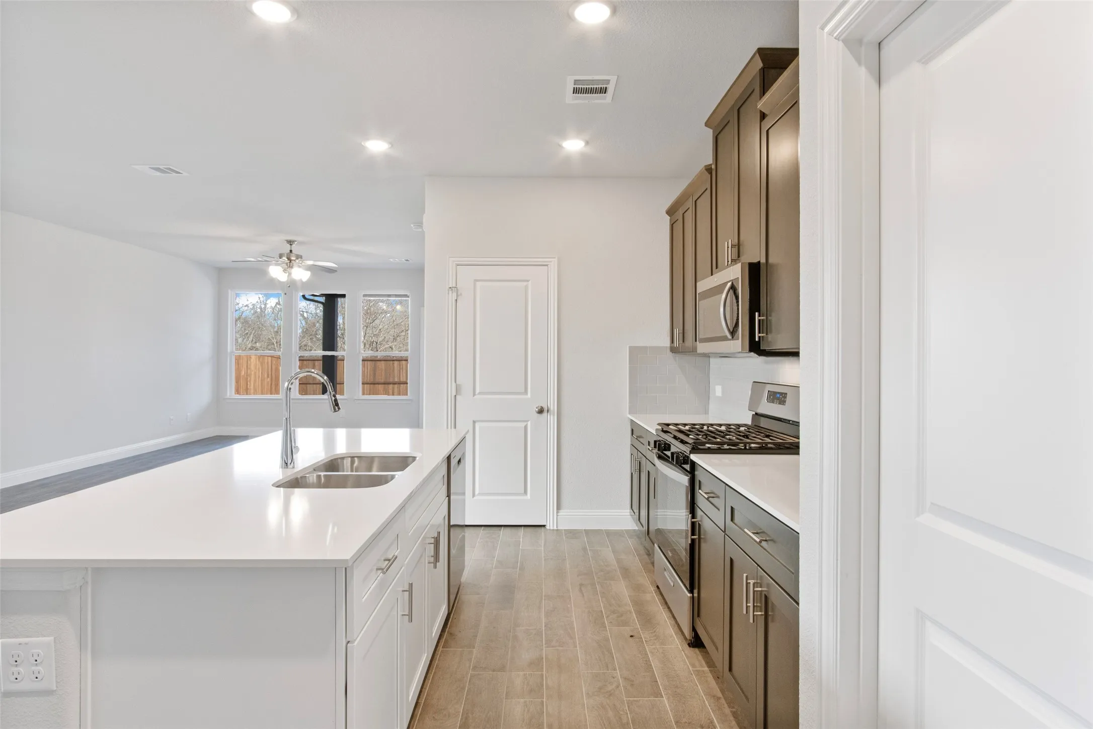 Single Family Residence For Sale in Collin County , 1653 Cloud Cover View, Weston, Texas 75009, 4 Bedroom, 3 Bathroom, 2 Garage spaces, 2,259 Sqft, built in 2022, mls#21324487, Real Estate Agent in Weston, Homes For Sale in Collin county, Homes For Sale in Weston, Realtor in Weston Texas, Real Estate Brokerage Independent Realty Texas, Luminita Cordes Realtor