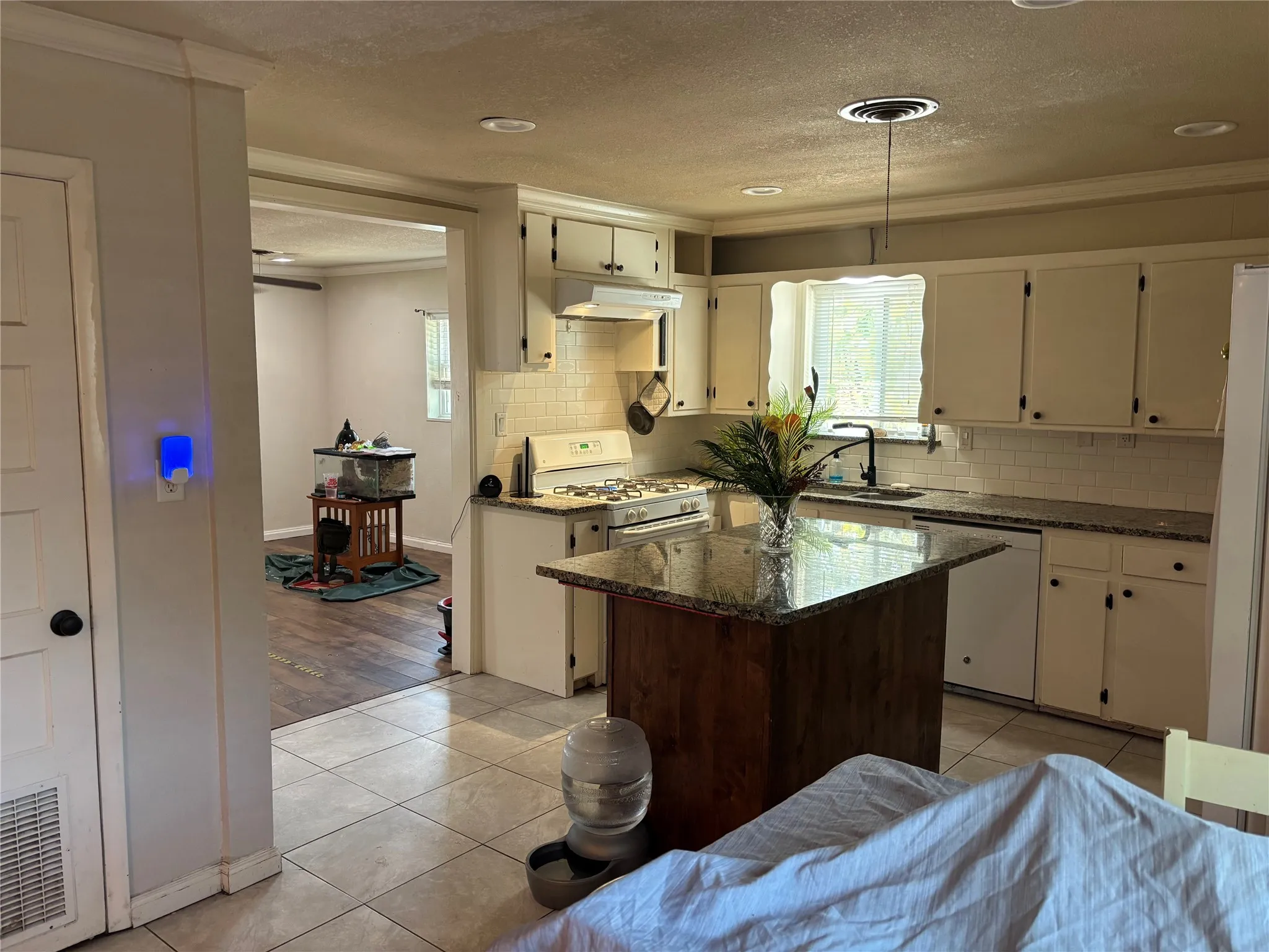 Single Family Residence For Sale in Tarrant County , 7420 Foster Drive, Lake Worth, Texas 76135, 3 Bedroom, 2 Bathroom, 2 Garage spaces, 1,854 Sqft, built in 1957, mls#21324379, Real Estate Agent in Lake Worth, Homes For Sale in Tarrant county, Homes For Sale in Lake Worth, Realtor in Lake Worth Texas, Real Estate Brokerage Independent Realty Texas, Luminita Cordes Realtor