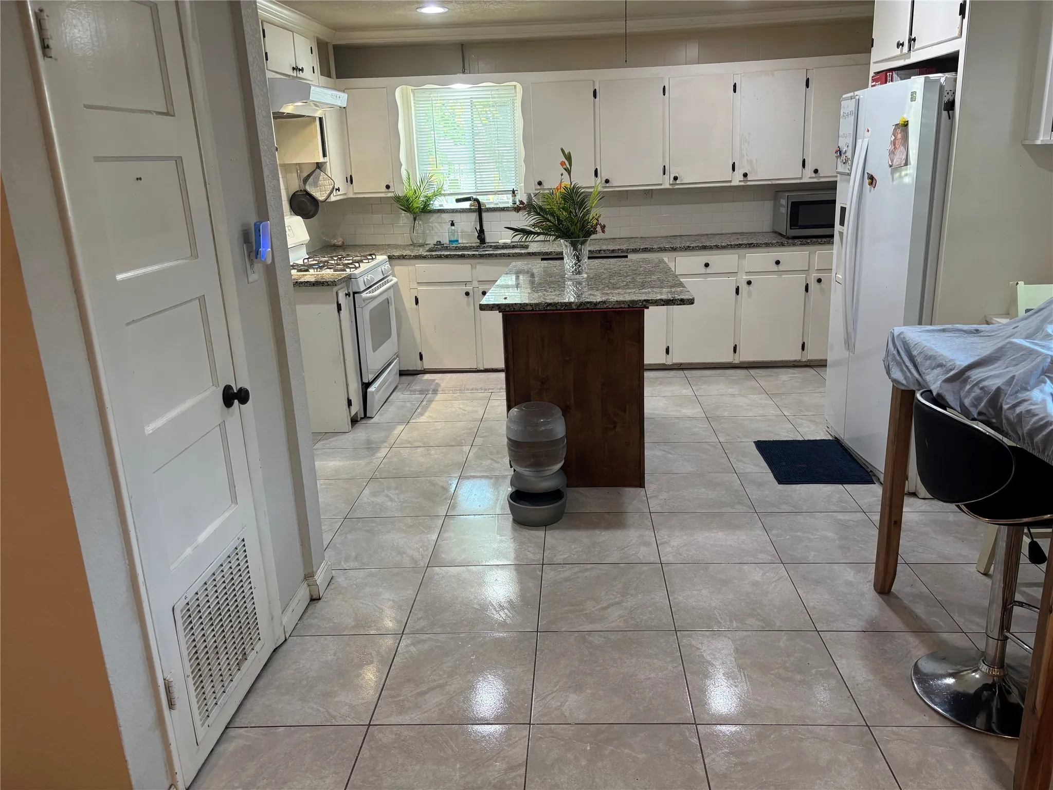 Single Family Residence For Sale in Tarrant County , 7420 Foster Drive, Lake Worth, Texas 76135, 3 Bedroom, 2 Bathroom, 2 Garage spaces, 1,854 Sqft, built in 1957, mls#21324379, Real Estate Agent in Lake Worth, Homes For Sale in Tarrant county, Homes For Sale in Lake Worth, Realtor in Lake Worth Texas, Real Estate Brokerage Independent Realty Texas, Luminita Cordes Realtor
