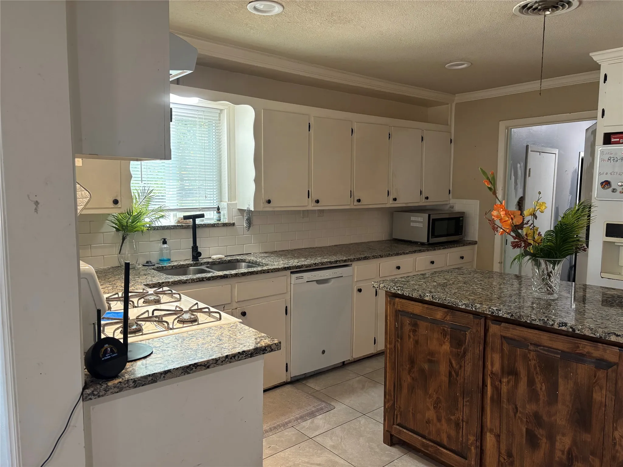 Single Family Residence For Sale in Tarrant County , 7420 Foster Drive, Lake Worth, Texas 76135, 3 Bedroom, 2 Bathroom, 2 Garage spaces, 1,854 Sqft, built in 1957, mls#21324379, Real Estate Agent in Lake Worth, Homes For Sale in Tarrant county, Homes For Sale in Lake Worth, Realtor in Lake Worth Texas, Real Estate Brokerage Independent Realty Texas, Luminita Cordes Realtor