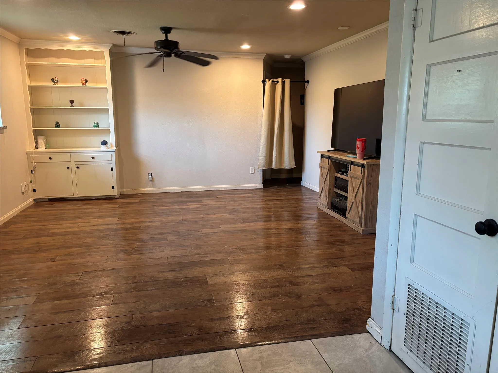 Single Family Residence For Sale in Tarrant County , 7420 Foster Drive, Lake Worth, Texas 76135, 3 Bedroom, 2 Bathroom, 2 Garage spaces, 1,854 Sqft, built in 1957, mls#21324379, Real Estate Agent in Lake Worth, Homes For Sale in Tarrant county, Homes For Sale in Lake Worth, Realtor in Lake Worth Texas, Real Estate Brokerage Independent Realty Texas, Luminita Cordes Realtor