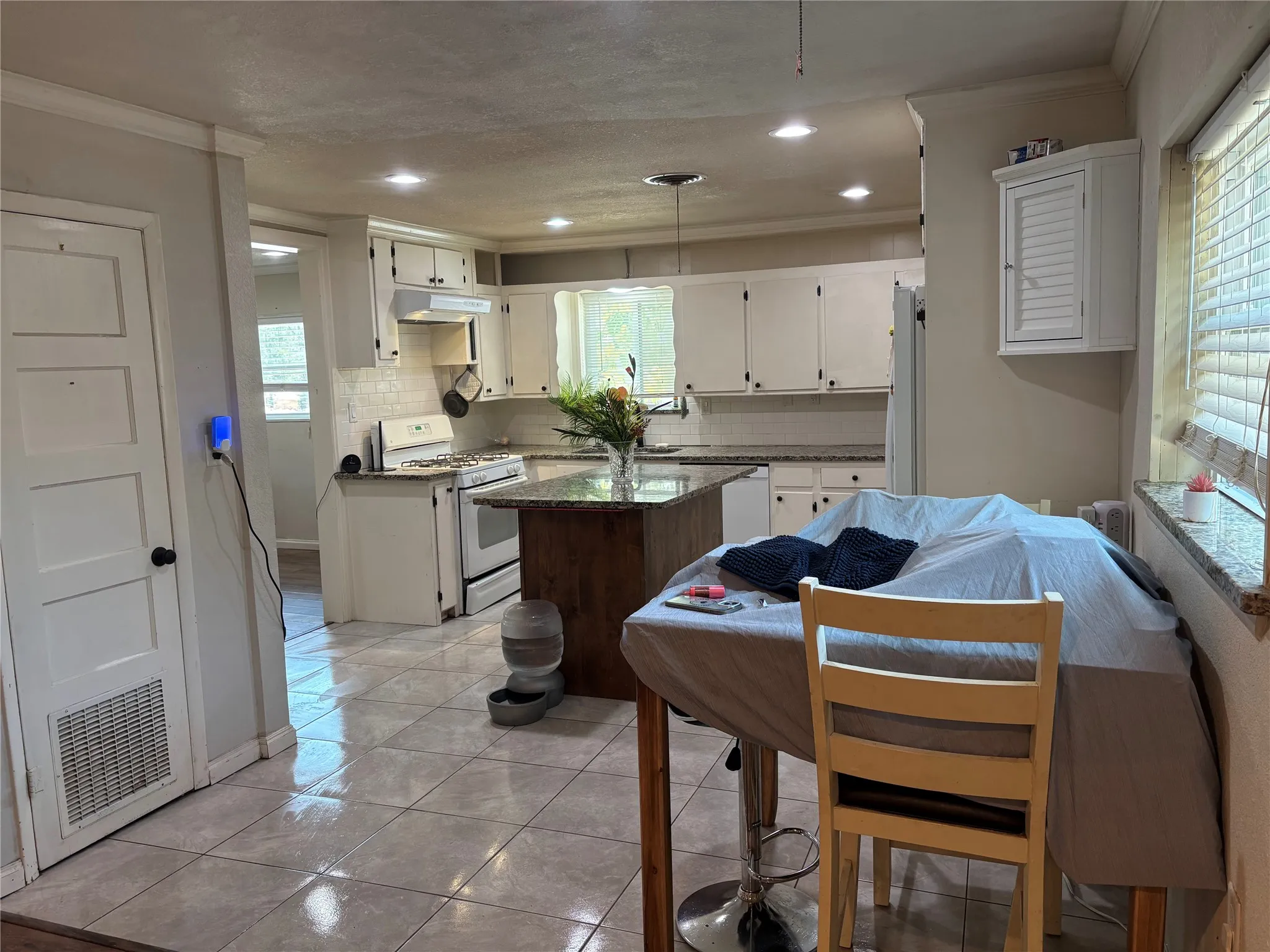 Single Family Residence For Sale in Tarrant County , 7420 Foster Drive, Lake Worth, Texas 76135, 3 Bedroom, 2 Bathroom, 2 Garage spaces, 1,854 Sqft, built in 1957, mls#21324379, Real Estate Agent in Lake Worth, Homes For Sale in Tarrant county, Homes For Sale in Lake Worth, Realtor in Lake Worth Texas, Real Estate Brokerage Independent Realty Texas, Luminita Cordes Realtor