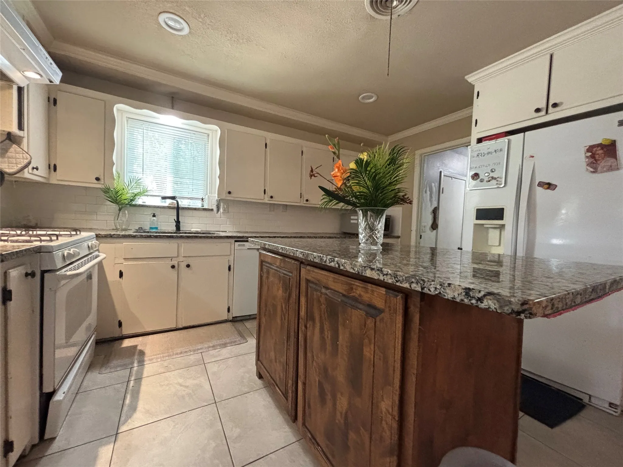 Single Family Residence For Sale in Tarrant County , 7420 Foster Drive, Lake Worth, Texas 76135, 3 Bedroom, 2 Bathroom, 2 Garage spaces, 1,854 Sqft, built in 1957, mls#21324379, Real Estate Agent in Lake Worth, Homes For Sale in Tarrant county, Homes For Sale in Lake Worth, Realtor in Lake Worth Texas, Real Estate Brokerage Independent Realty Texas, Luminita Cordes Realtor