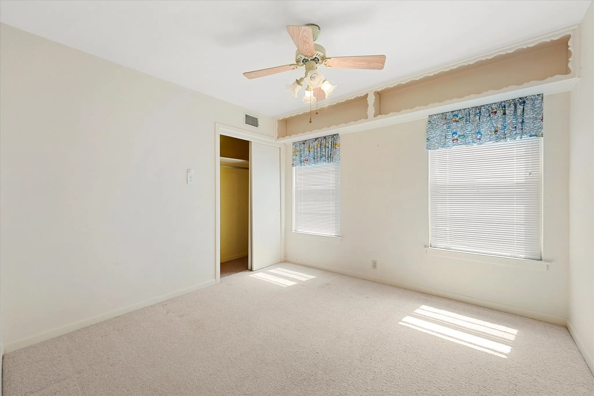 Single Family Residence For Sale in Dallas County , 849 Berkinshire Drive, Dallas, Texas 75218, 3 Bedroom, 2 Bathroom, Garage spaces, 1,426 Sqft, built in 1954, mls#21324382, Real Estate Agent in Dallas, Homes For Sale in Dallas county, Homes For Sale in Dallas, Realtor in Dallas Texas, Real Estate Brokerage Independent Realty Texas, Luminita Cordes Realtor