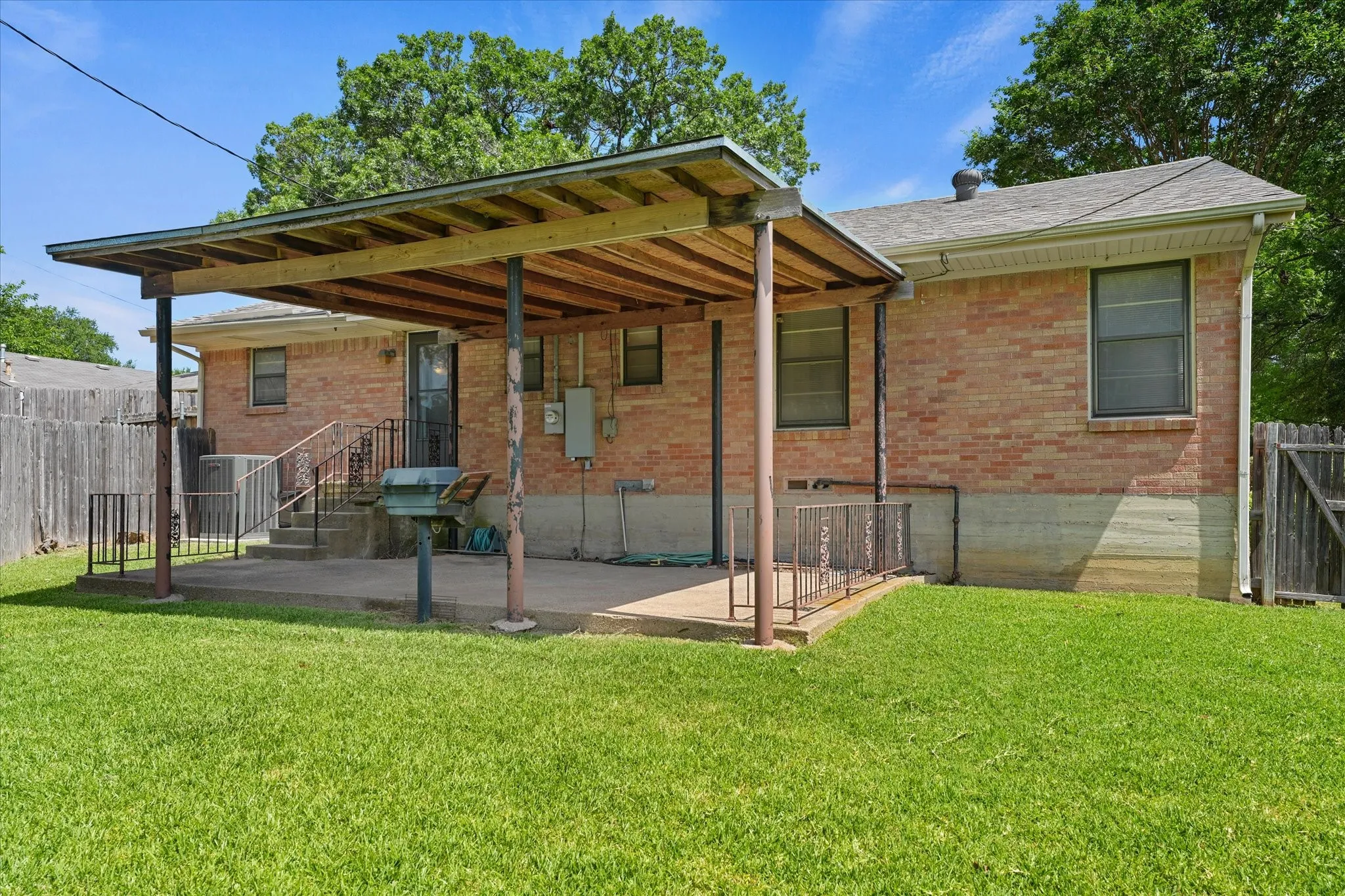 Single Family Residence For Sale in Dallas County , 849 Berkinshire Drive, Dallas, Texas 75218, 3 Bedroom, 2 Bathroom, Garage spaces, 1,426 Sqft, built in 1954, mls#21324382, Real Estate Agent in Dallas, Homes For Sale in Dallas county, Homes For Sale in Dallas, Realtor in Dallas Texas, Real Estate Brokerage Independent Realty Texas, Luminita Cordes Realtor