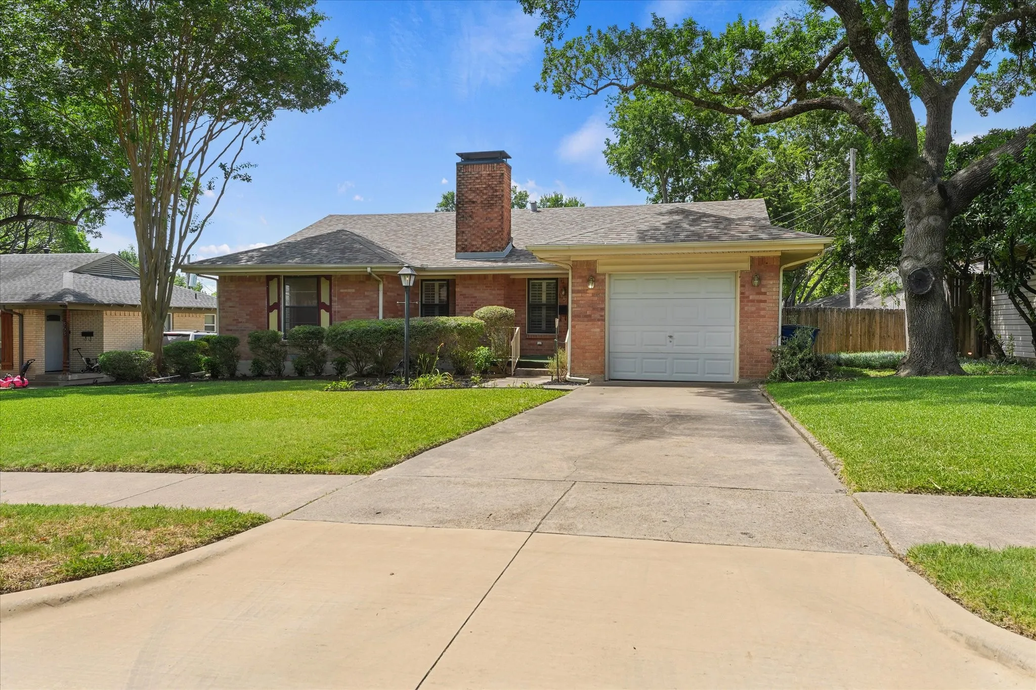 Single Family Residence For Sale in Dallas County , 849 Berkinshire Drive, Dallas, Texas 75218, 3 Bedroom, 2 Bathroom, Garage spaces, 1,426 Sqft, built in 1954, mls#21324382, Real Estate Agent in Dallas, Homes For Sale in Dallas county, Homes For Sale in Dallas, Realtor in Dallas Texas, Real Estate Brokerage Independent Realty Texas, Luminita Cordes Realtor