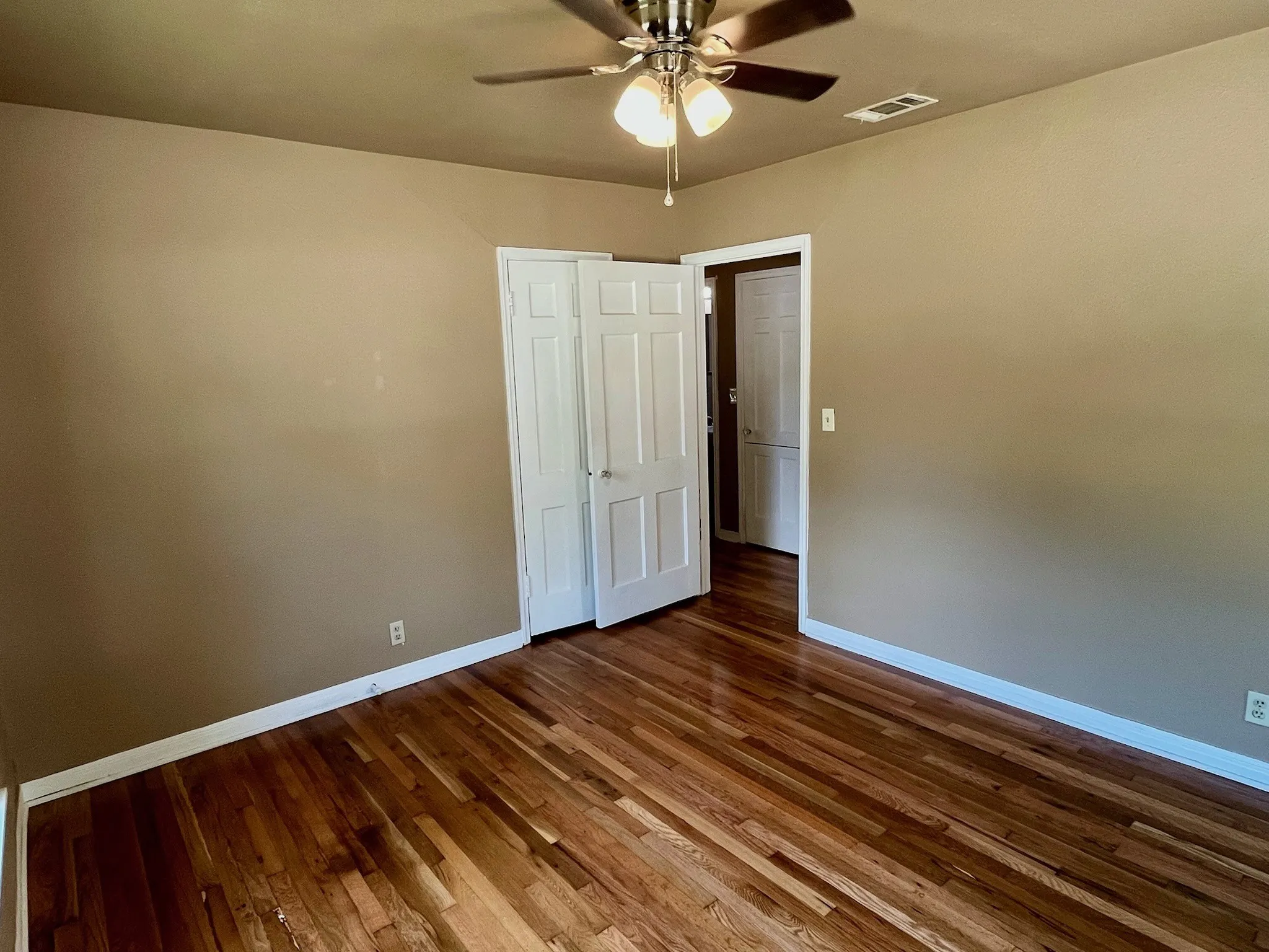 Single Family Residence For Sale in Tarrant County , 7412 Davenport Avenue, Fort Worth, Texas 76116, 2 Bedroom, 1 Bathroom, 1 Garage spaces, 897 Sqft, built in 1947, mls#21324495, Real Estate Agent in Fort Worth, Homes For Sale in Tarrant county, Homes For Sale in Fort Worth, Realtor in Fort Worth Texas, Real Estate Brokerage Independent Realty Texas, Luminita Cordes Realtor