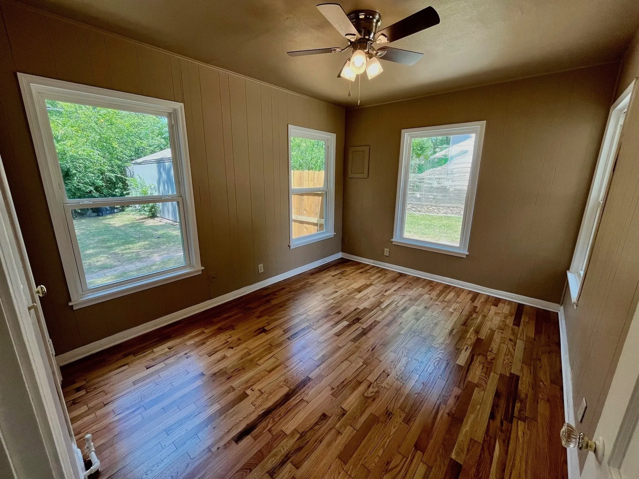 Single Family Residence For Sale in Tarrant County , 7412 Davenport Avenue, Fort Worth, Texas 76116, 2 Bedroom, 1 Bathroom, 1 Garage spaces, 897 Sqft, built in 1947, mls#21324495, Real Estate Agent in Fort Worth, Homes For Sale in Tarrant county, Homes For Sale in Fort Worth, Realtor in Fort Worth Texas, Real Estate Brokerage Independent Realty Texas, Luminita Cordes Realtor