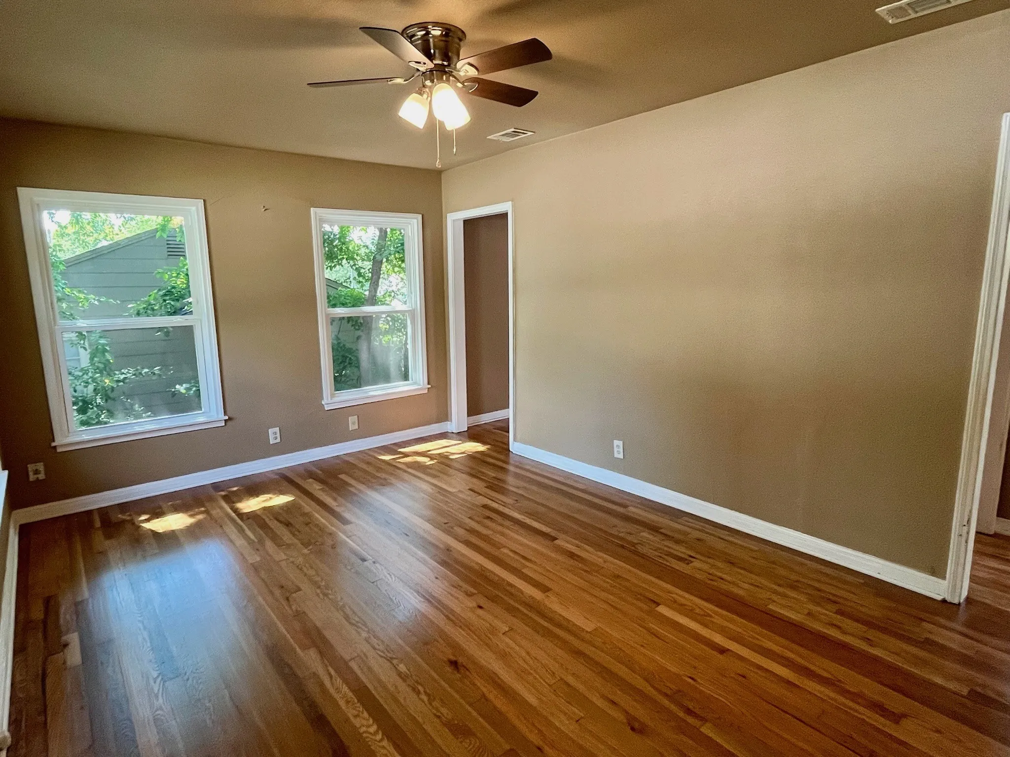Single Family Residence For Sale in Tarrant County , 7412 Davenport Avenue, Fort Worth, Texas 76116, 2 Bedroom, 1 Bathroom, 1 Garage spaces, 897 Sqft, built in 1947, mls#21324495, Real Estate Agent in Fort Worth, Homes For Sale in Tarrant county, Homes For Sale in Fort Worth, Realtor in Fort Worth Texas, Real Estate Brokerage Independent Realty Texas, Luminita Cordes Realtor