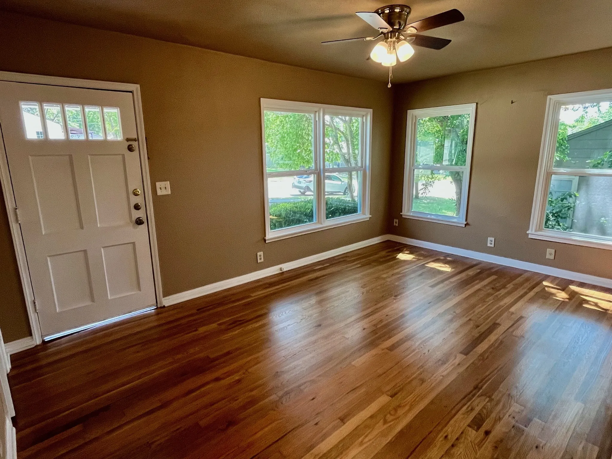 Single Family Residence For Sale in Tarrant County , 7412 Davenport Avenue, Fort Worth, Texas 76116, 2 Bedroom, 1 Bathroom, 1 Garage spaces, 897 Sqft, built in 1947, mls#21324495, Real Estate Agent in Fort Worth, Homes For Sale in Tarrant county, Homes For Sale in Fort Worth, Realtor in Fort Worth Texas, Real Estate Brokerage Independent Realty Texas, Luminita Cordes Realtor