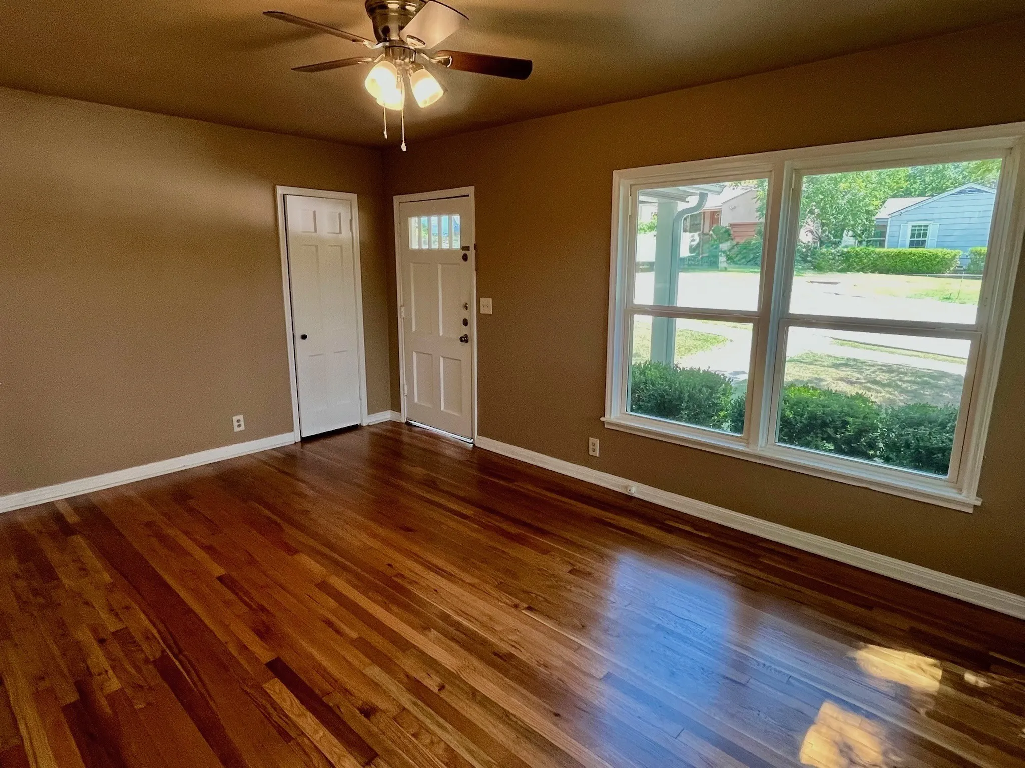Single Family Residence For Sale in Tarrant County , 7412 Davenport Avenue, Fort Worth, Texas 76116, 2 Bedroom, 1 Bathroom, 1 Garage spaces, 897 Sqft, built in 1947, mls#21324495, Real Estate Agent in Fort Worth, Homes For Sale in Tarrant county, Homes For Sale in Fort Worth, Realtor in Fort Worth Texas, Real Estate Brokerage Independent Realty Texas, Luminita Cordes Realtor