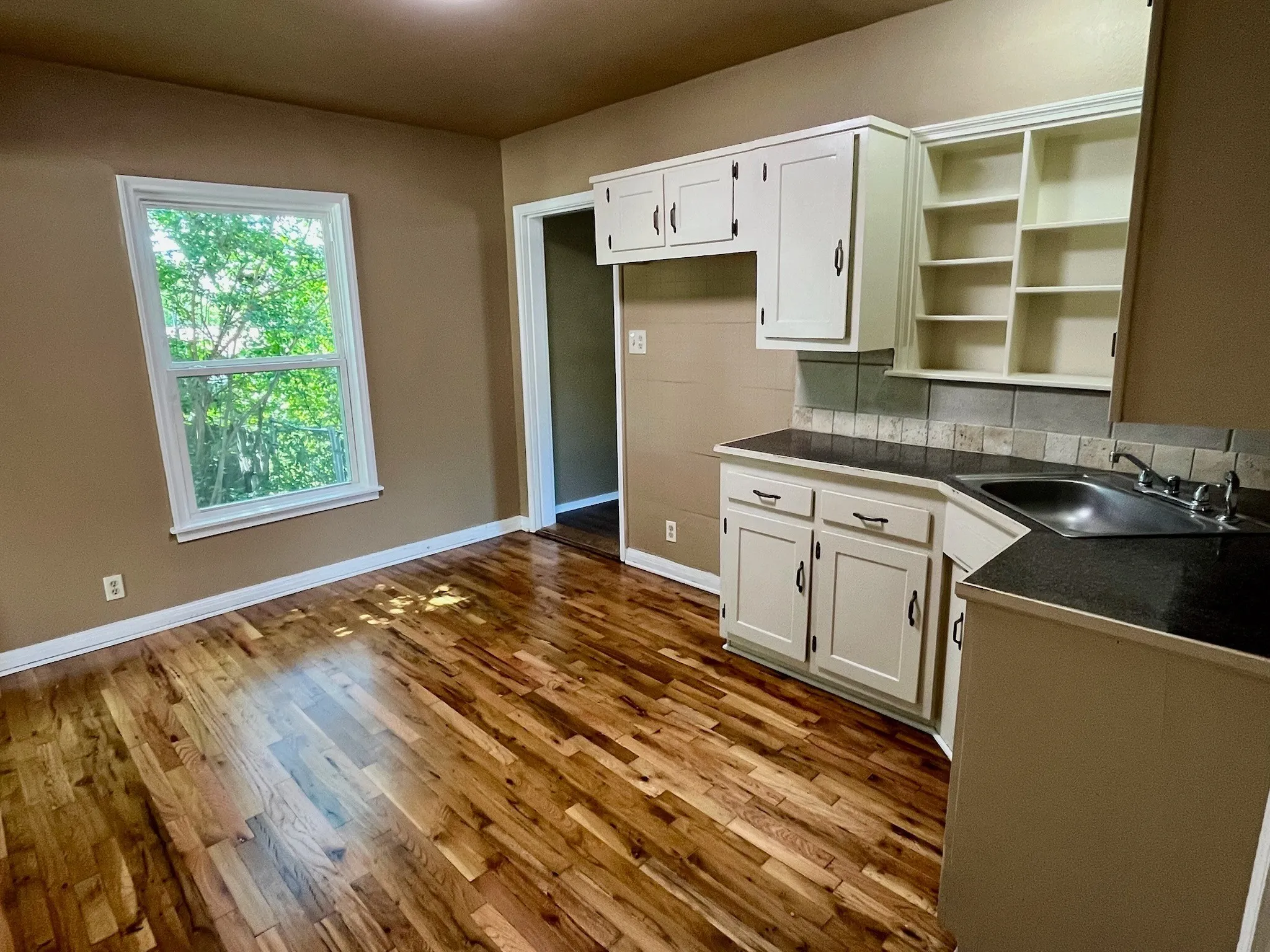 Single Family Residence For Sale in Tarrant County , 7412 Davenport Avenue, Fort Worth, Texas 76116, 2 Bedroom, 1 Bathroom, 1 Garage spaces, 897 Sqft, built in 1947, mls#21324495, Real Estate Agent in Fort Worth, Homes For Sale in Tarrant county, Homes For Sale in Fort Worth, Realtor in Fort Worth Texas, Real Estate Brokerage Independent Realty Texas, Luminita Cordes Realtor
