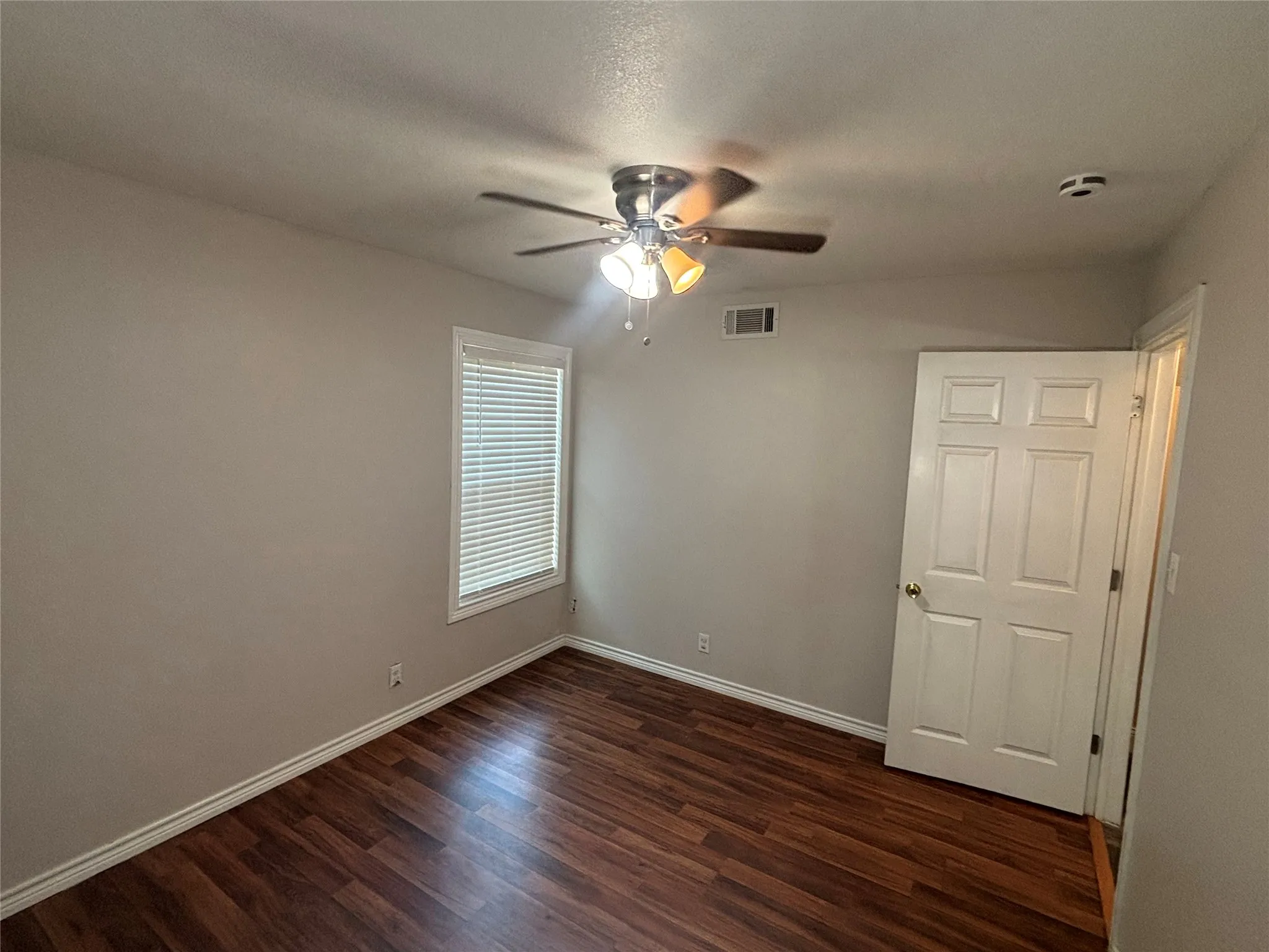 Single Family Residence For Sale in Dallas County , 910 NE 31st, Grand Prairie, Texas 75050, 5 Bedroom, 3 Bathroom, Garage spaces, 2,013 Sqft, built in 1954, mls#21324509, Real Estate Agent in Grand Prairie, Homes For Sale in Dallas county, Homes For Sale in Grand Prairie, Realtor in Grand Prairie Texas, Real Estate Brokerage Independent Realty Texas, Luminita Cordes Realtor