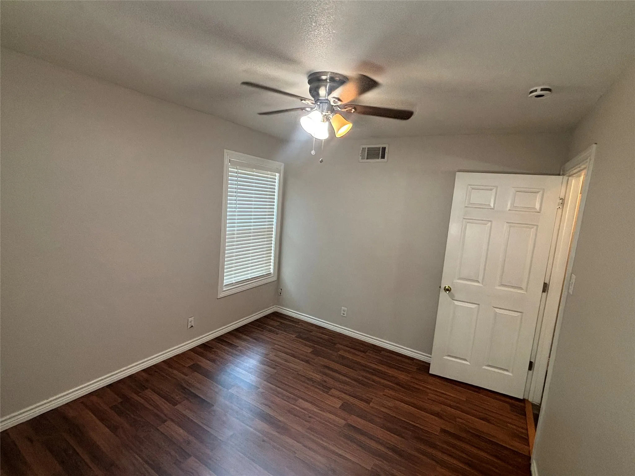Single Family Residence For Sale in Dallas County , 910 NE 31st, Grand Prairie, Texas 75050, 5 Bedroom, 3 Bathroom, Garage spaces, 2,013 Sqft, built in 1954, mls#21324509, Real Estate Agent in Grand Prairie, Homes For Sale in Dallas county, Homes For Sale in Grand Prairie, Realtor in Grand Prairie Texas, Real Estate Brokerage Independent Realty Texas, Luminita Cordes Realtor