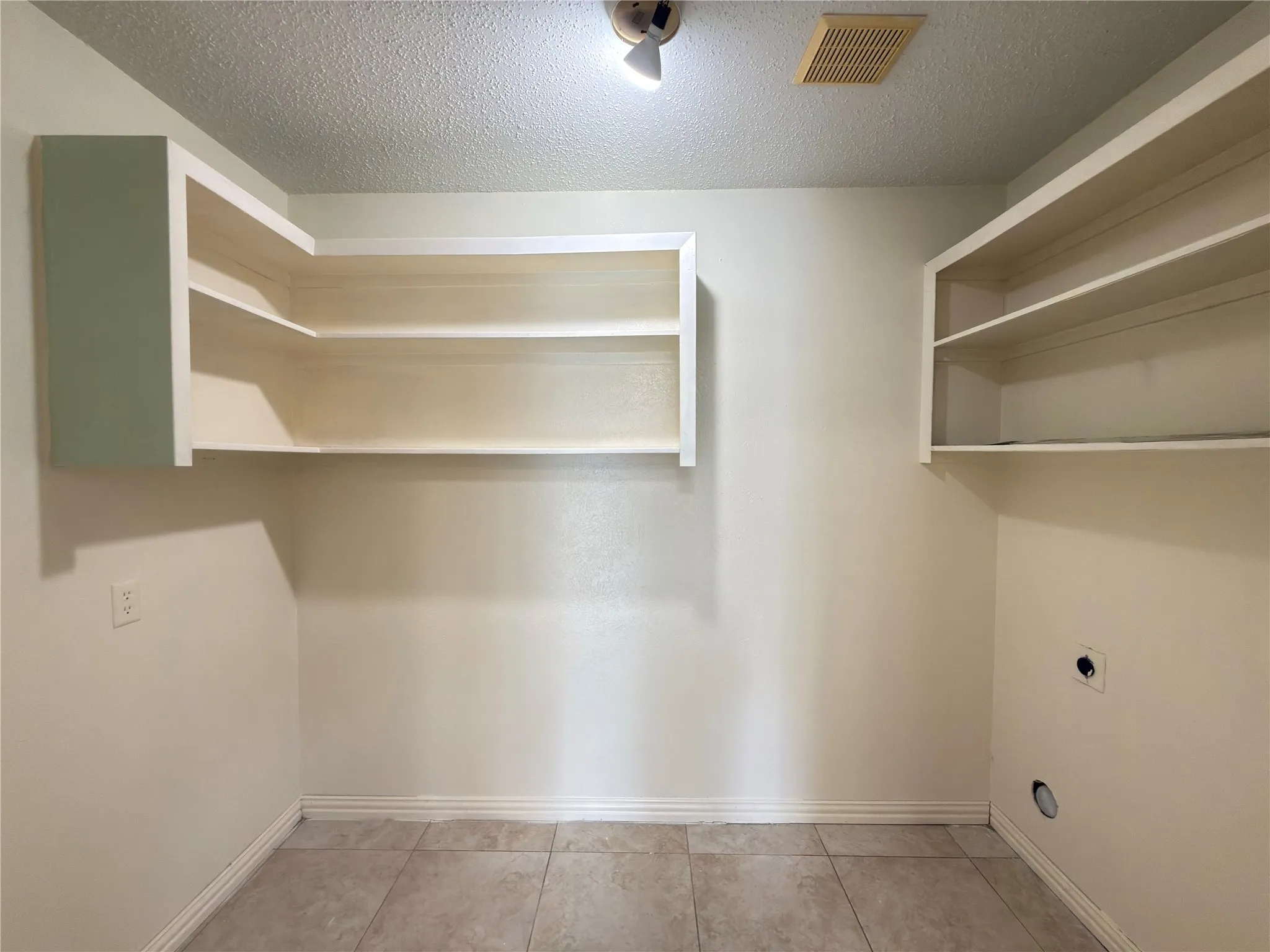 Single Family Residence For Sale in Dallas County , 5218 Barcelona Drive, Garland, Texas 75043, 4 Bedroom, 2 Bathroom, 2 Garage spaces, 2,076 Sqft, built in 1974, mls#21324474, Real Estate Agent in Garland, Homes For Sale in Dallas county, Homes For Sale in Garland, Realtor in Garland Texas, Real Estate Brokerage Independent Realty Texas, Luminita Cordes Realtor