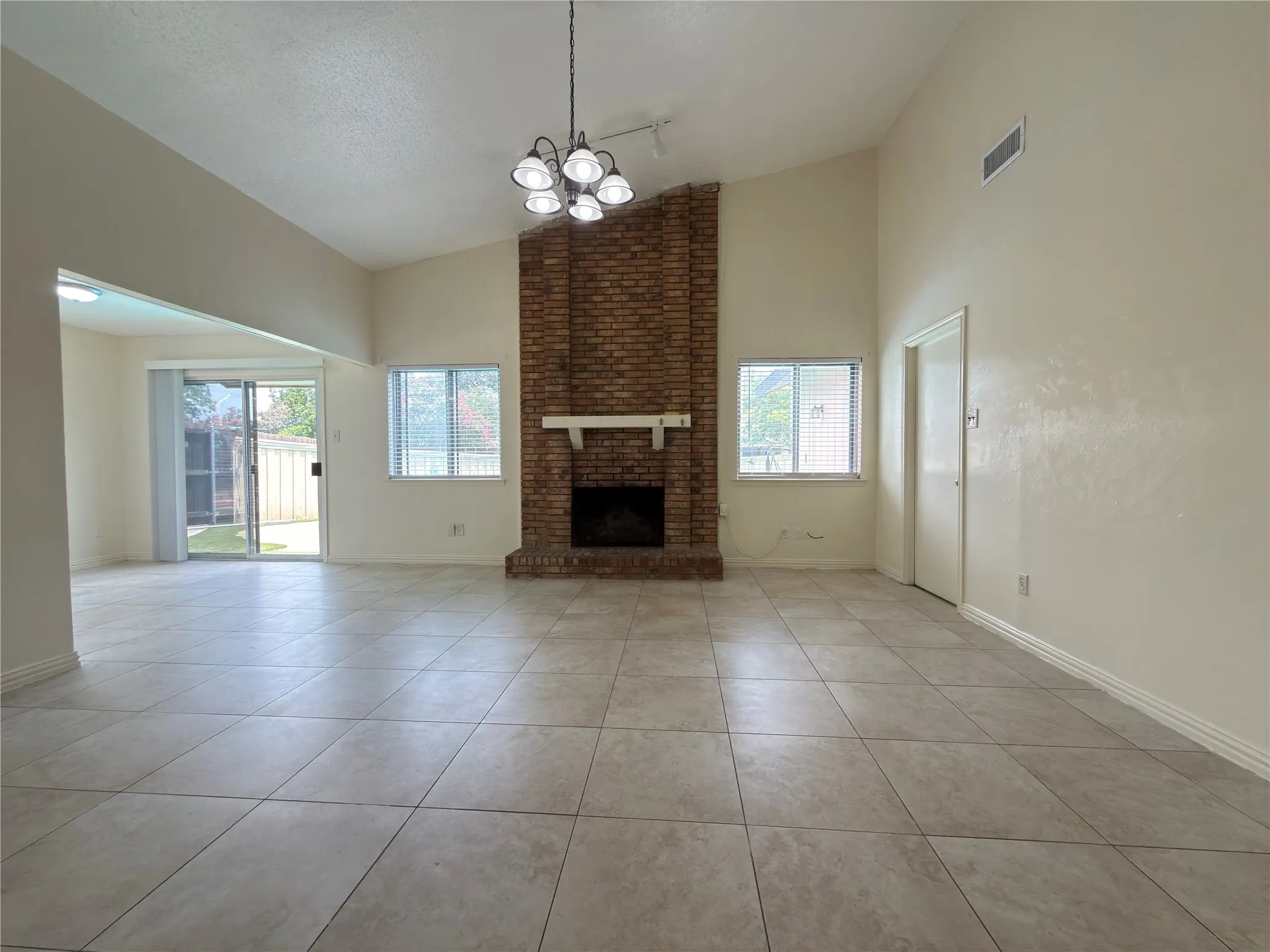 Single Family Residence For Sale in Dallas County , 5218 Barcelona Drive, Garland, Texas 75043, 4 Bedroom, 2 Bathroom, 2 Garage spaces, 2,076 Sqft, built in 1974, mls#21324474, Real Estate Agent in Garland, Homes For Sale in Dallas county, Homes For Sale in Garland, Realtor in Garland Texas, Real Estate Brokerage Independent Realty Texas, Luminita Cordes Realtor