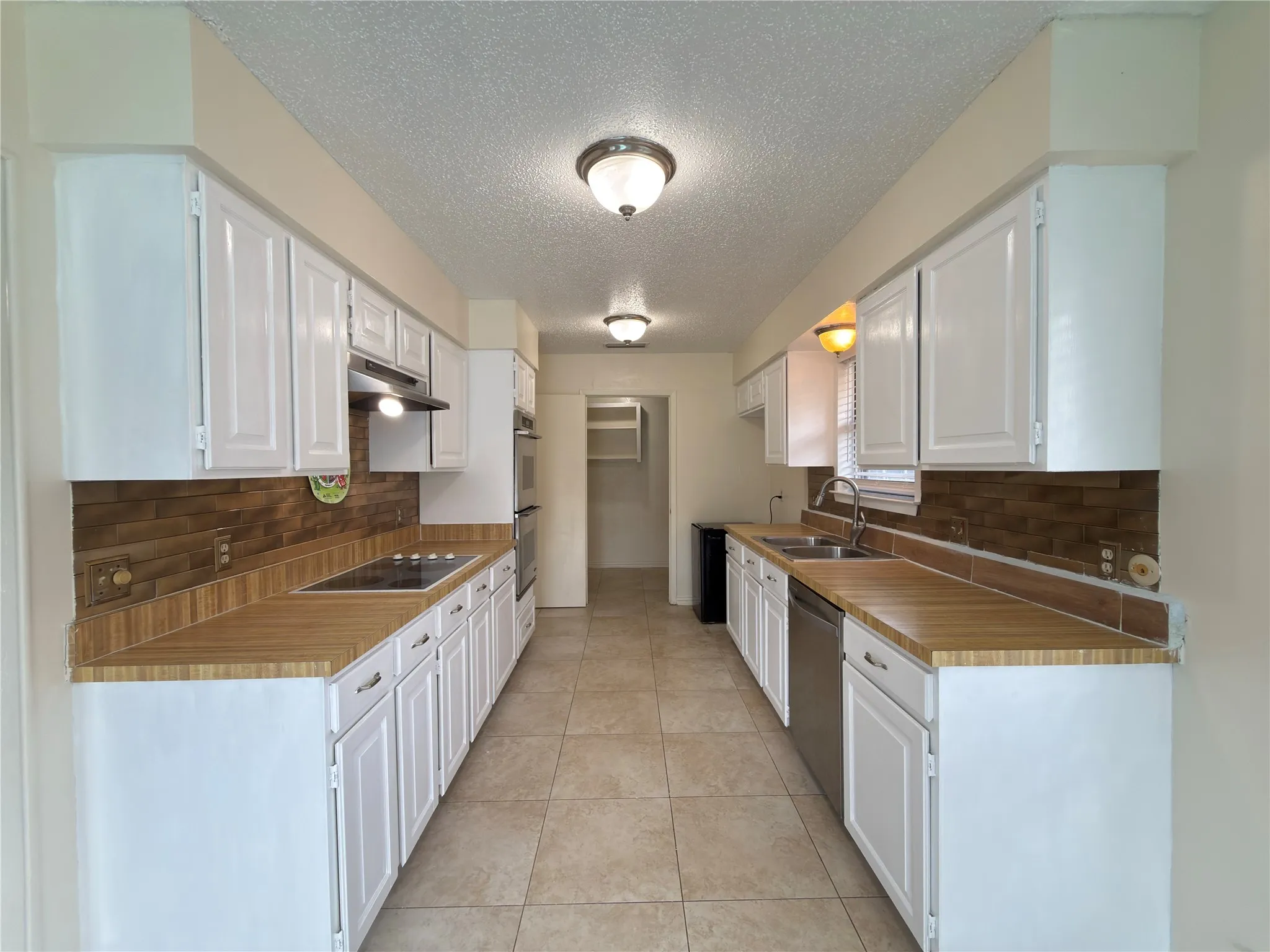 Single Family Residence For Sale in Dallas County , 5218 Barcelona Drive, Garland, Texas 75043, 4 Bedroom, 2 Bathroom, 2 Garage spaces, 2,076 Sqft, built in 1974, mls#21324474, Real Estate Agent in Garland, Homes For Sale in Dallas county, Homes For Sale in Garland, Realtor in Garland Texas, Real Estate Brokerage Independent Realty Texas, Luminita Cordes Realtor
