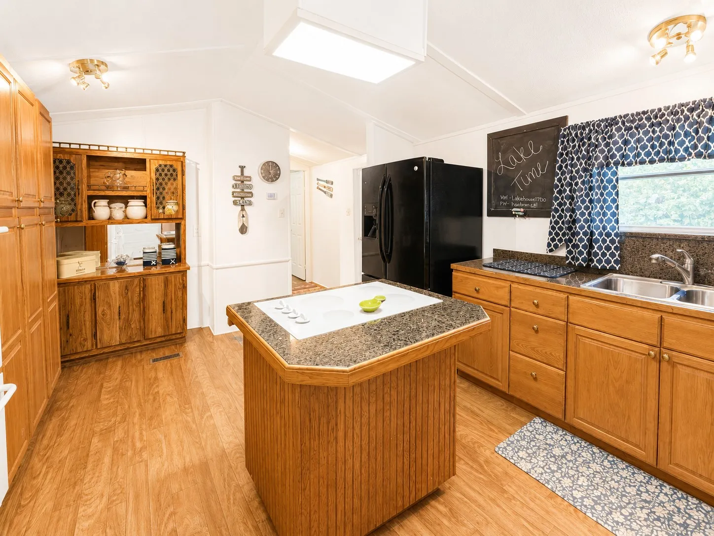 Single Family Residence For Sale in Smith County , 17160 Lakeview Drive, Flint, Texas 75762, 4 Bedroom, 2 Bathroom, Garage spaces, 1,800 Sqft, built in 1985, mls#21324543, Real Estate Agent in Flint, Homes For Sale in Smith county, Homes For Sale in Flint, Realtor in Flint Texas, Real Estate Brokerage Independent Realty Texas, Luminita Cordes Realtor