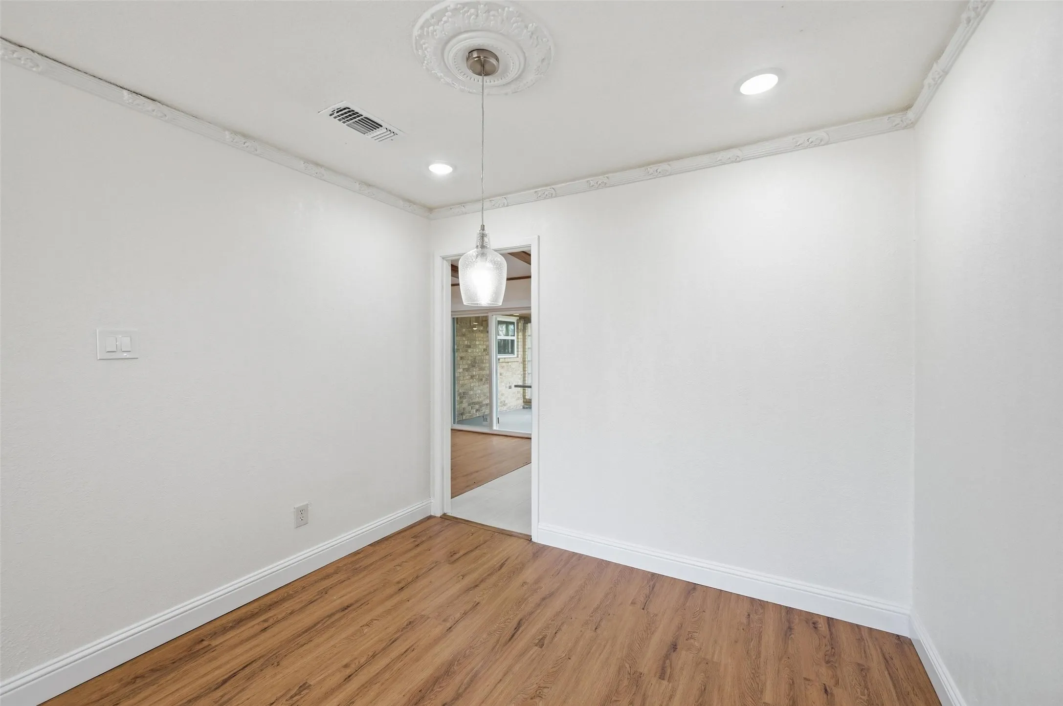 Single Family Residence For Sale in Tarrant County , 3301 Peachtree Lane, Pantego, Texas 76013, 4 Bedroom, 2 Bathroom, 2 Garage spaces, 2,514 Sqft, built in 1968, mls#21323511, Real Estate Agent in Pantego, Homes For Sale in Tarrant county, Homes For Sale in Pantego, Realtor in Pantego Texas, Real Estate Brokerage Independent Realty Texas, Luminita Cordes Realtor
