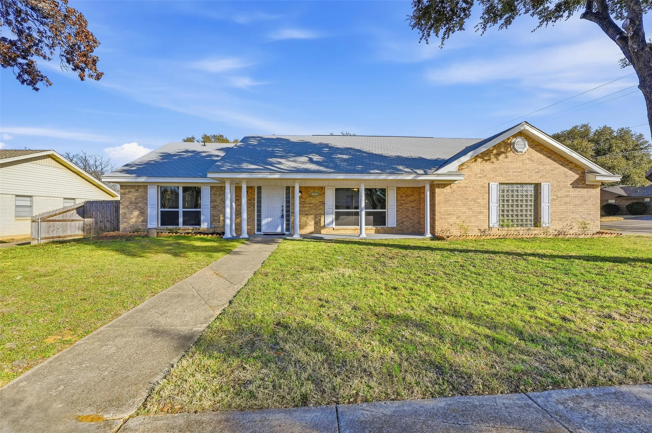 Single Family Residence For Sale in Tarrant County , 3301 Peachtree Lane, Pantego, Texas 76013, 4 Bedroom, 2 Bathroom, 2 Garage spaces, 2,514 Sqft, built in 1968, mls#21323511, Real Estate Agent in Pantego, Homes For Sale in Tarrant county, Homes For Sale in Pantego, Realtor in Pantego Texas, Real Estate Brokerage Independent Realty Texas, Luminita Cordes Realtor