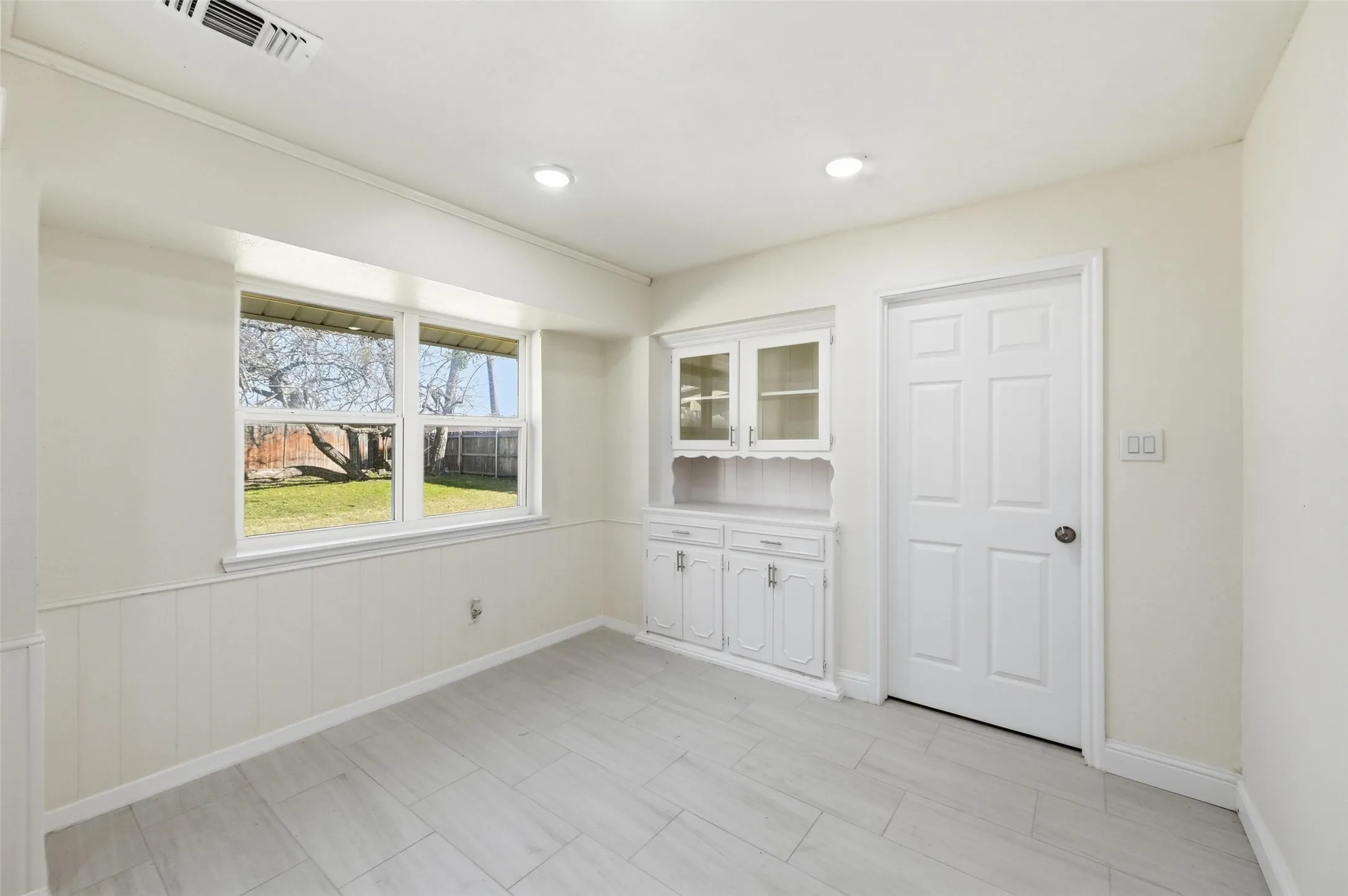 Single Family Residence For Sale in Tarrant County , 3301 Peachtree Lane, Pantego, Texas 76013, 4 Bedroom, 2 Bathroom, 2 Garage spaces, 2,514 Sqft, built in 1968, mls#21323511, Real Estate Agent in Pantego, Homes For Sale in Tarrant county, Homes For Sale in Pantego, Realtor in Pantego Texas, Real Estate Brokerage Independent Realty Texas, Luminita Cordes Realtor