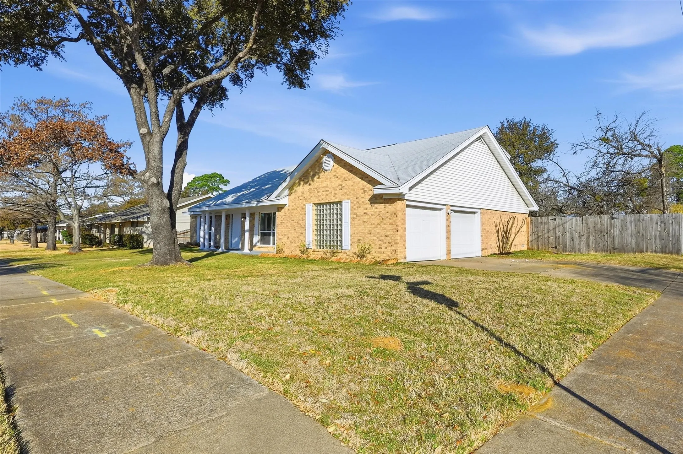 Single Family Residence For Sale in Tarrant County , 3301 Peachtree Lane, Pantego, Texas 76013, 4 Bedroom, 2 Bathroom, 2 Garage spaces, 2,514 Sqft, built in 1968, mls#21323511, Real Estate Agent in Pantego, Homes For Sale in Tarrant county, Homes For Sale in Pantego, Realtor in Pantego Texas, Real Estate Brokerage Independent Realty Texas, Luminita Cordes Realtor