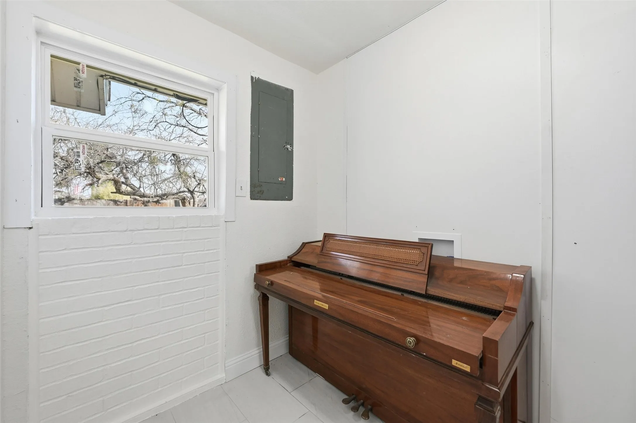 Single Family Residence For Sale in Tarrant County , 3301 Peachtree Lane, Pantego, Texas 76013, 4 Bedroom, 2 Bathroom, 2 Garage spaces, 2,514 Sqft, built in 1968, mls#21323511, Real Estate Agent in Pantego, Homes For Sale in Tarrant county, Homes For Sale in Pantego, Realtor in Pantego Texas, Real Estate Brokerage Independent Realty Texas, Luminita Cordes Realtor