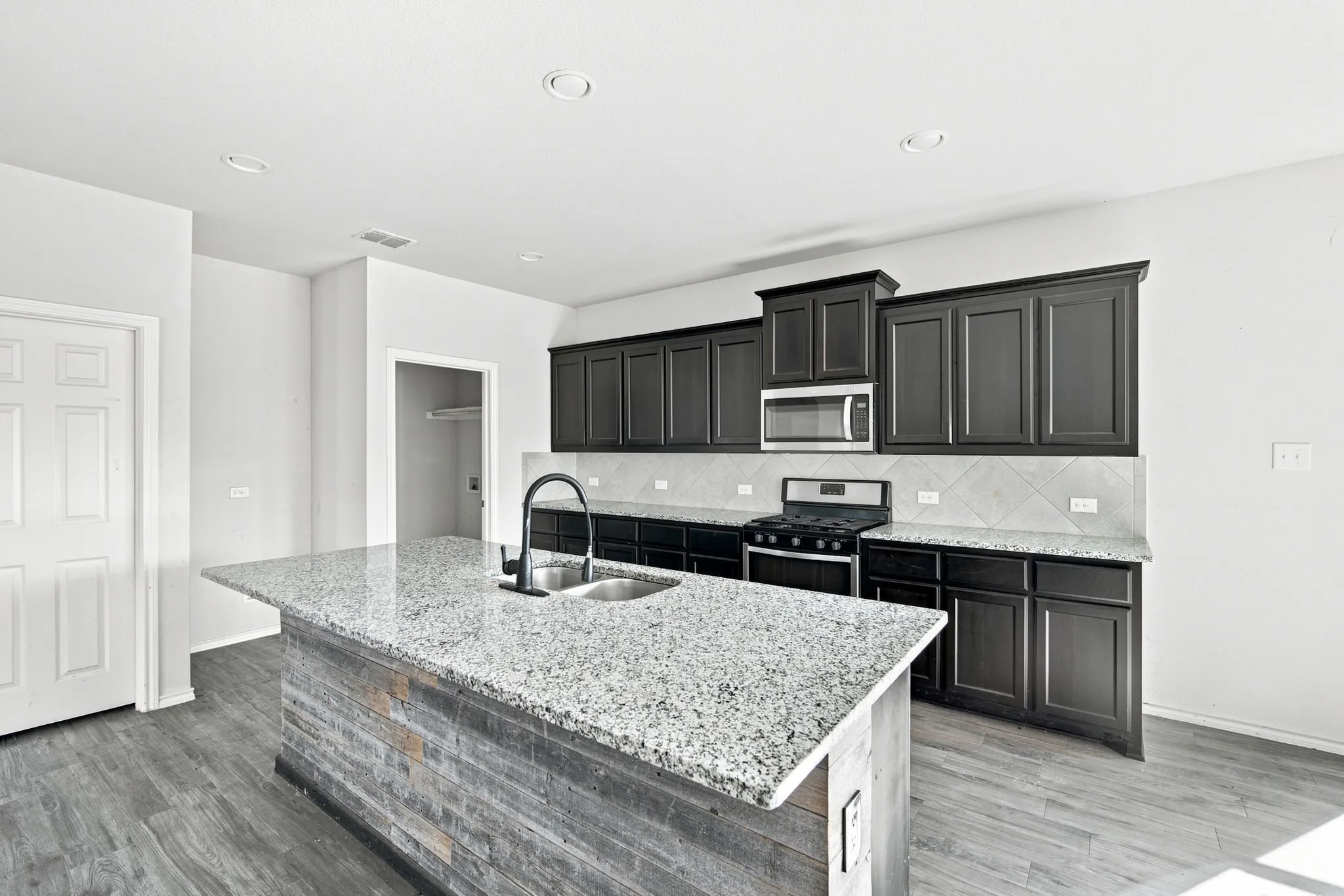 Single Family Residence For Sale in Kaufman County , 1994 Obsidian Trail, Forney, Texas 75126, 4 Bedroom, 3 Bathroom, 2 Garage spaces, 2,435 Sqft, built in 2018, mls#21324554, Real Estate Agent in Forney, Homes For Sale in Kaufman county, Homes For Sale in Forney, Realtor in Forney Texas, Real Estate Brokerage Independent Realty Texas, Luminita Cordes Realtor