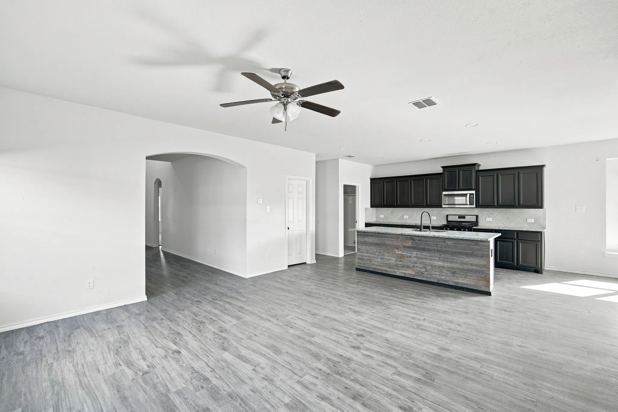 Single Family Residence For Sale in Kaufman County , 1994 Obsidian Trail, Forney, Texas 75126, 4 Bedroom, 3 Bathroom, 2 Garage spaces, 2,435 Sqft, built in 2018, mls#21324554, Real Estate Agent in Forney, Homes For Sale in Kaufman county, Homes For Sale in Forney, Realtor in Forney Texas, Real Estate Brokerage Independent Realty Texas, Luminita Cordes Realtor
