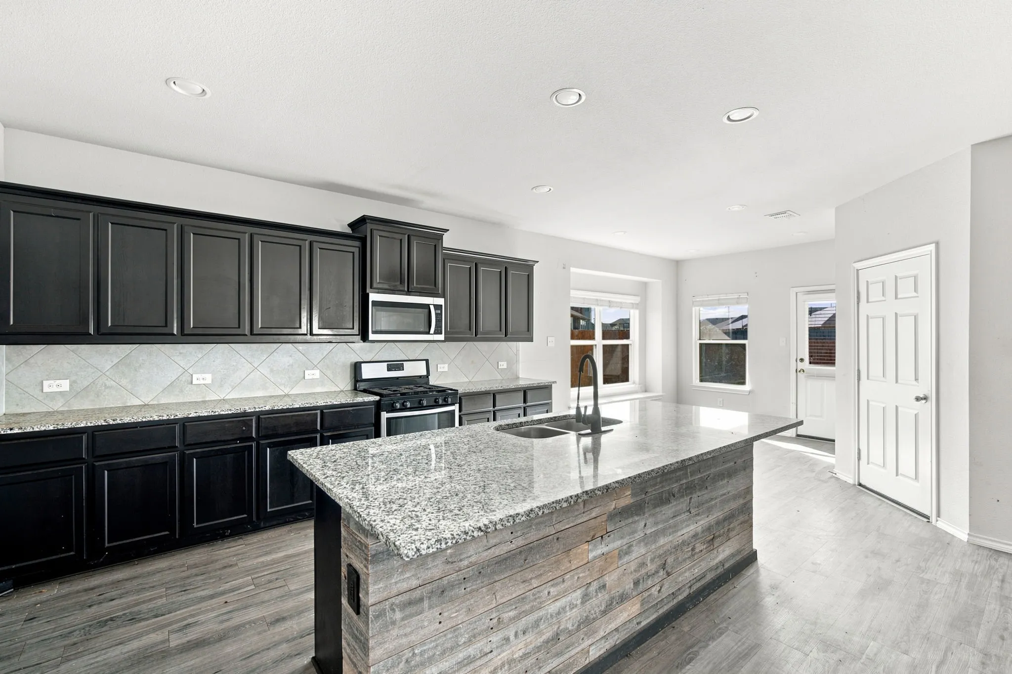 Single Family Residence For Sale in Kaufman County , 1994 Obsidian Trail, Forney, Texas 75126, 4 Bedroom, 3 Bathroom, 2 Garage spaces, 2,435 Sqft, built in 2018, mls#21324554, Real Estate Agent in Forney, Homes For Sale in Kaufman county, Homes For Sale in Forney, Realtor in Forney Texas, Real Estate Brokerage Independent Realty Texas, Luminita Cordes Realtor