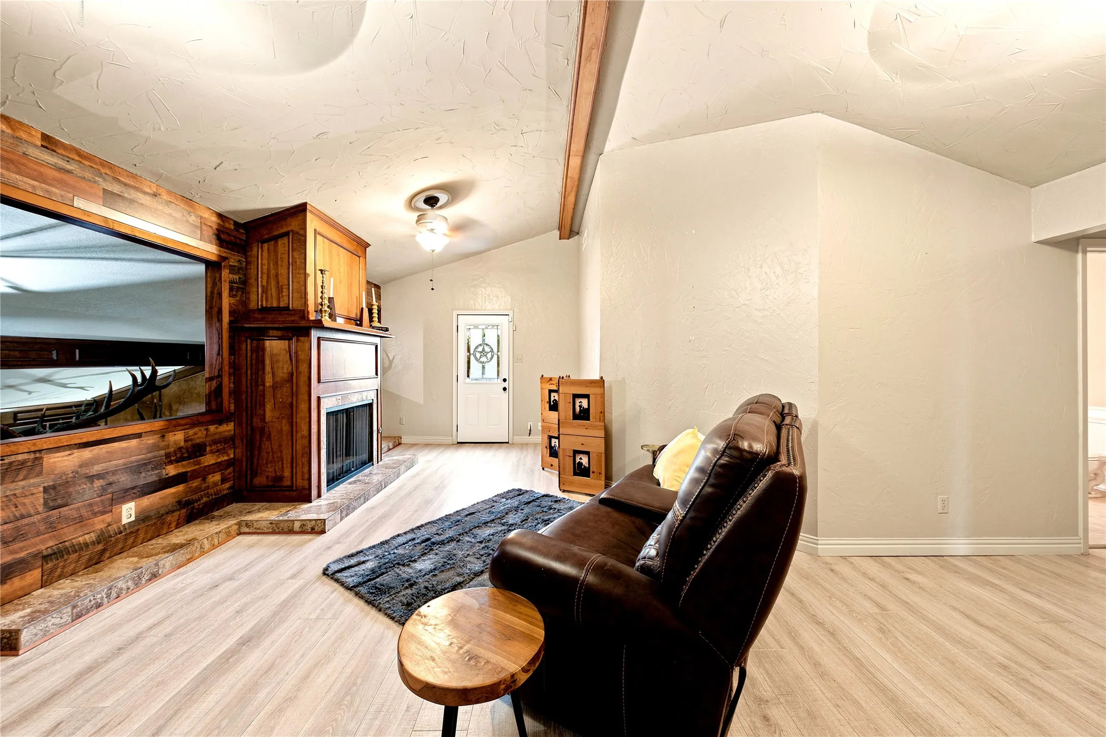Very large open space with fireplace