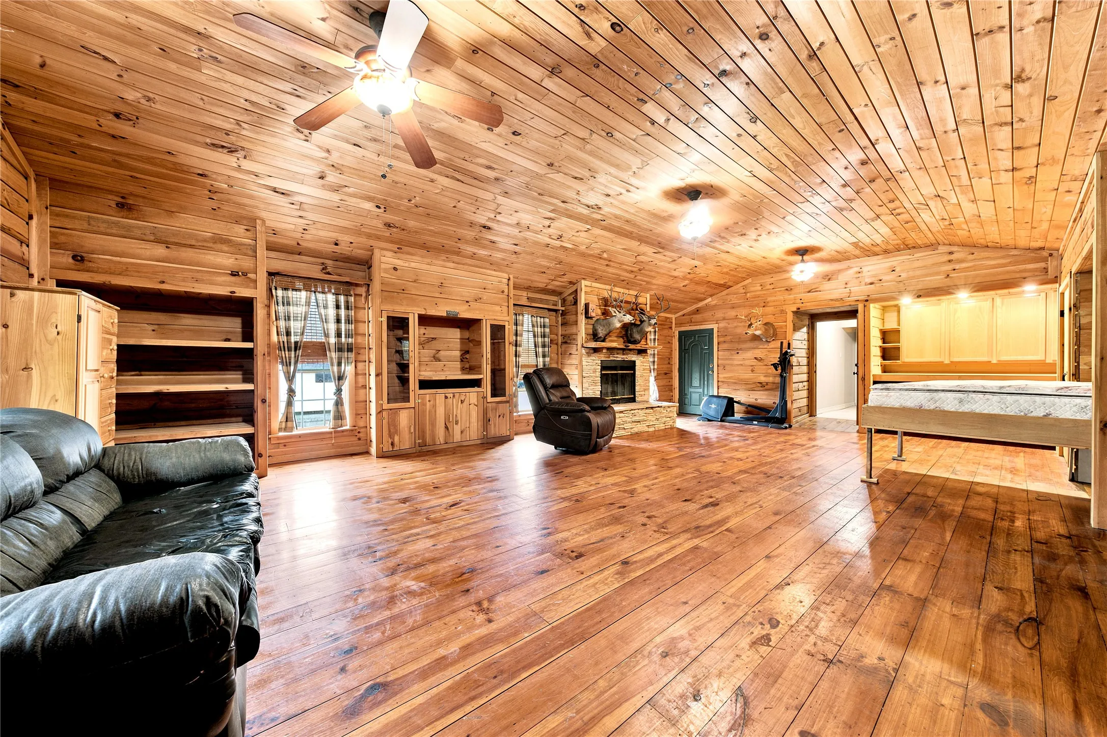 Approx 800 sq ft of EXTRA space.