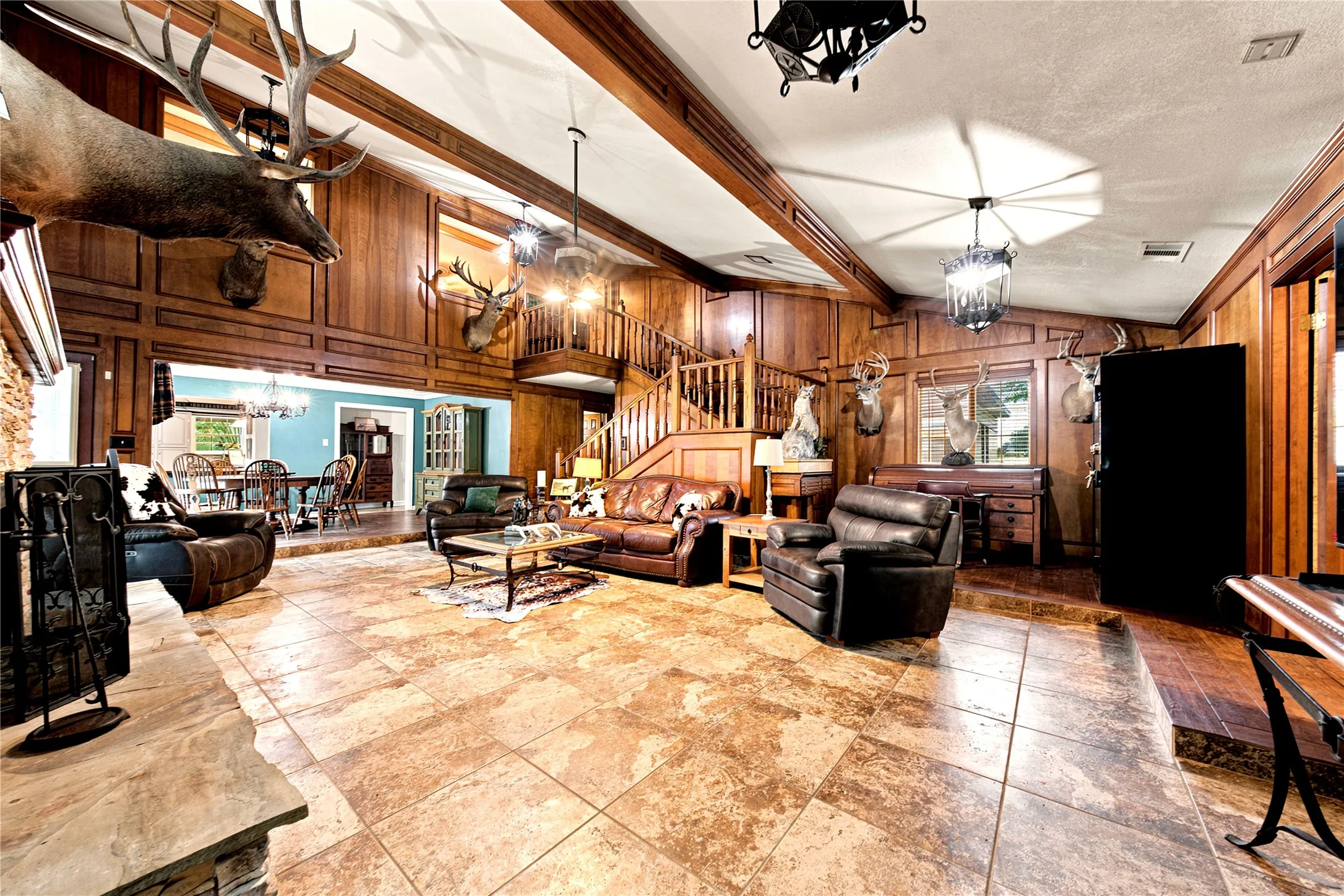 Oversized living area with vaulted ceiling