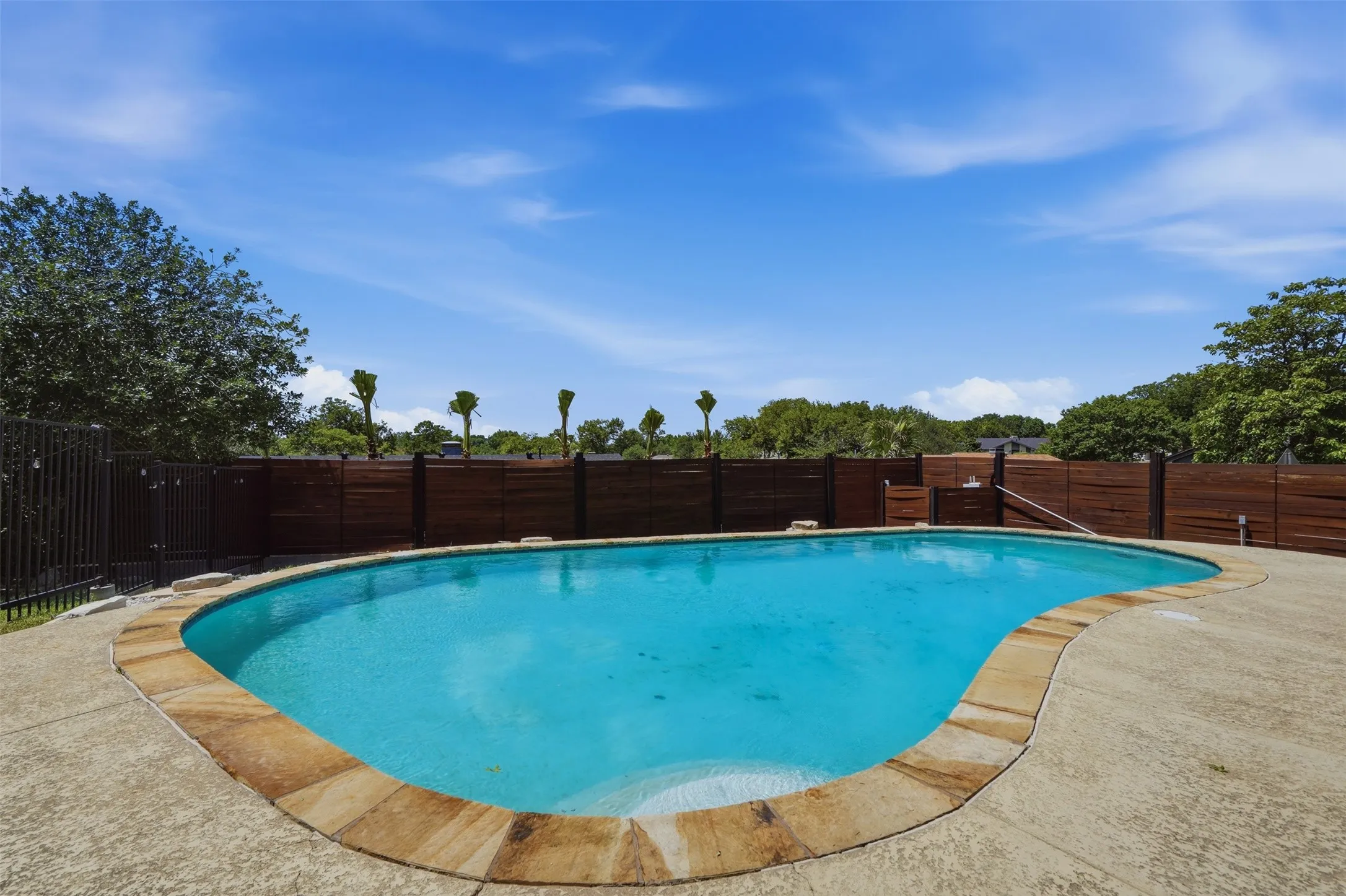 Single Family Residence For Sale in Dallas County , 1613 Iroquois Drive, Garland, Texas 75043, 4 Bedroom, 3 Bathroom, 2 Garage spaces, 2,910 Sqft, built in 1967, mls#21320819, Real Estate Agent in Garland, Homes For Sale in Dallas county, Homes For Sale in Garland, Realtor in Garland Texas, Real Estate Brokerage Independent Realty Texas, Luminita Cordes Realtor