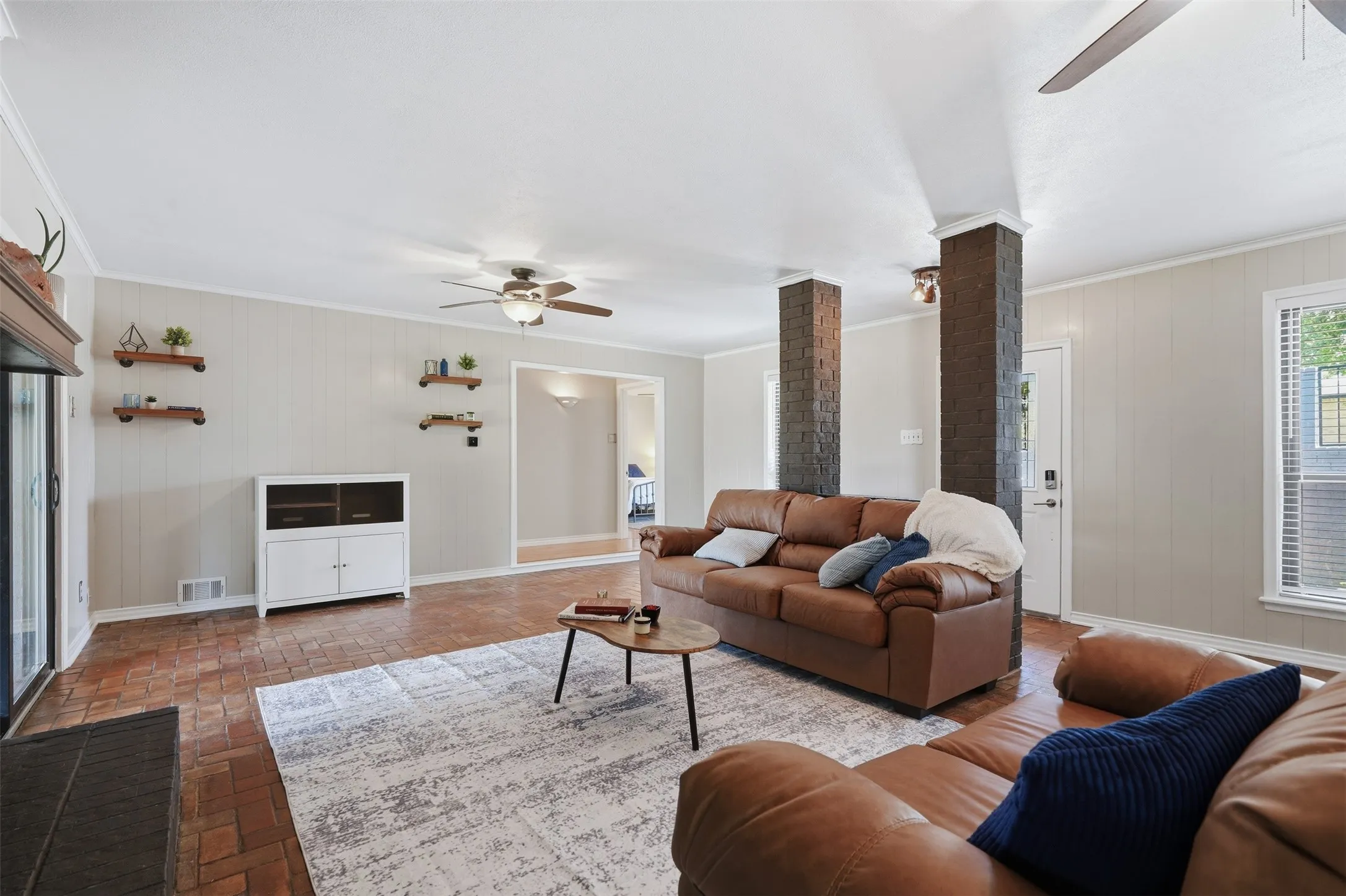 Single Family Residence For Sale in Dallas County , 1613 Iroquois Drive, Garland, Texas 75043, 4 Bedroom, 3 Bathroom, 2 Garage spaces, 2,910 Sqft, built in 1967, mls#21320819, Real Estate Agent in Garland, Homes For Sale in Dallas county, Homes For Sale in Garland, Realtor in Garland Texas, Real Estate Brokerage Independent Realty Texas, Luminita Cordes Realtor