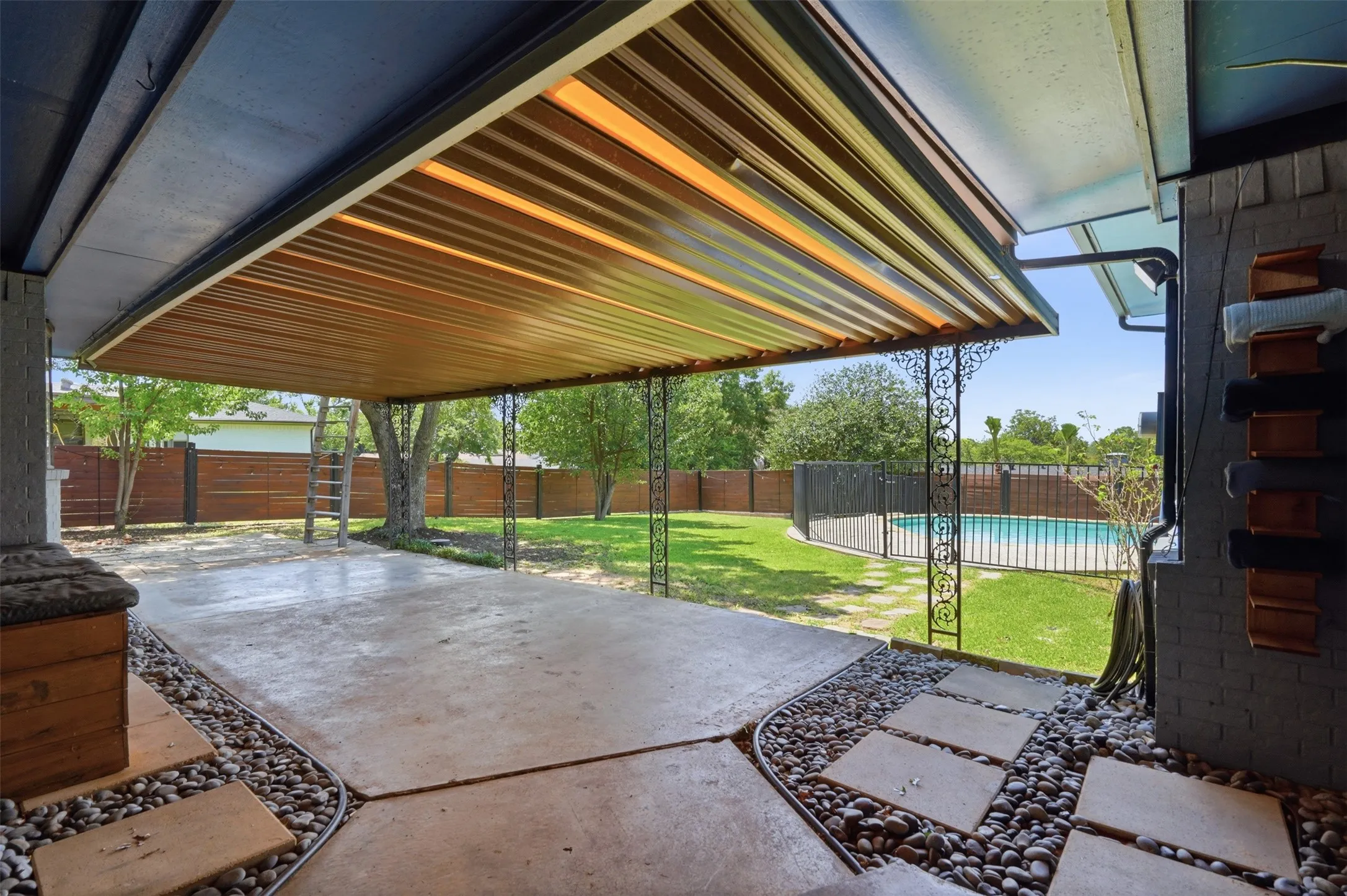 Single Family Residence For Sale in Dallas County , 1613 Iroquois Drive, Garland, Texas 75043, 4 Bedroom, 3 Bathroom, 2 Garage spaces, 2,910 Sqft, built in 1967, mls#21320819, Real Estate Agent in Garland, Homes For Sale in Dallas county, Homes For Sale in Garland, Realtor in Garland Texas, Real Estate Brokerage Independent Realty Texas, Luminita Cordes Realtor