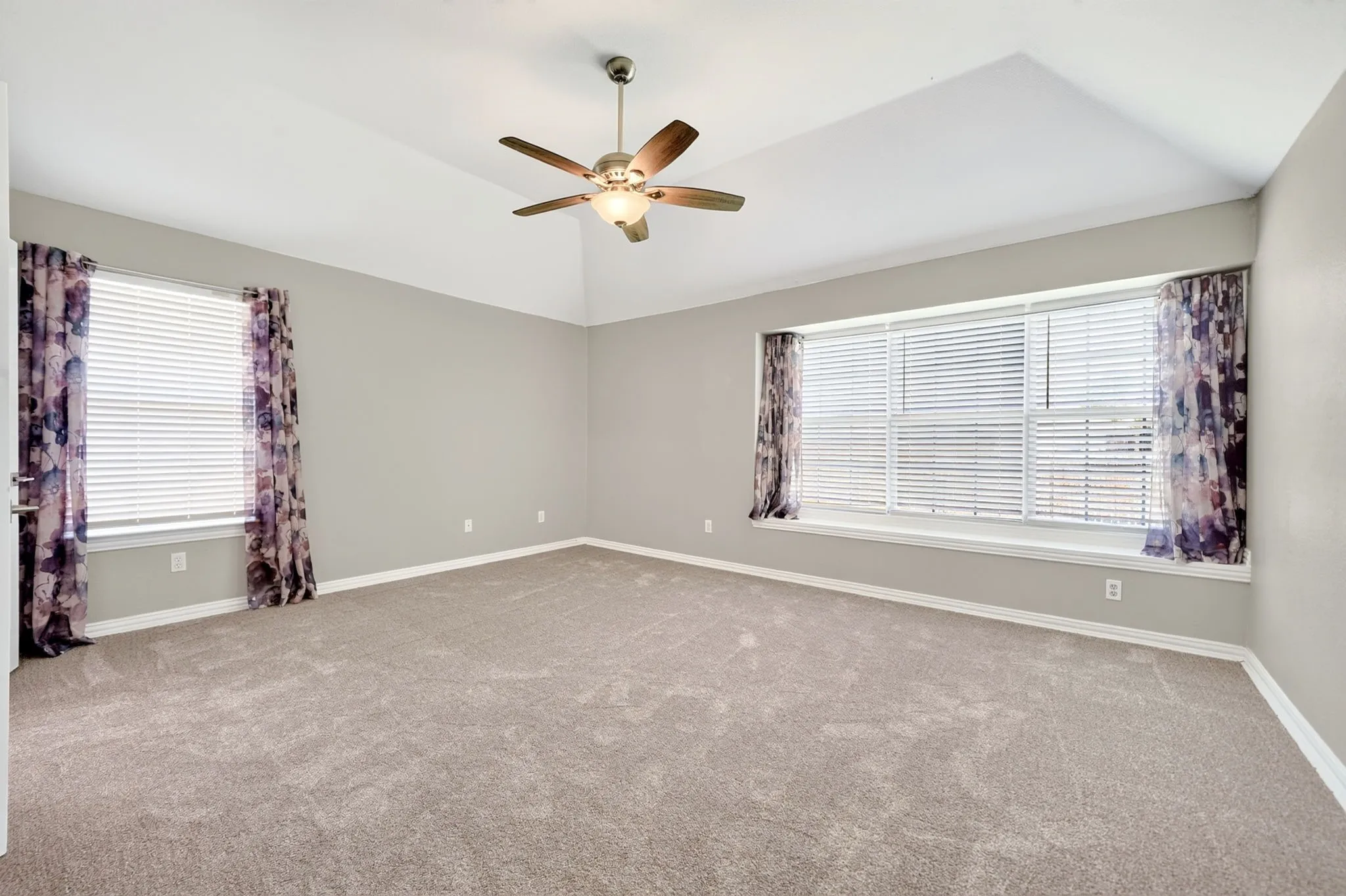 Single Family Residence For Sale in Dallas County , 2713 Planetree Drive, Rowlett, Texas 75089, 4 Bedroom, 2 Bathroom, 2 Garage spaces, 2,323 Sqft, built in 1999, mls#21321147, Real Estate Agent in Rowlett, Homes For Sale in Dallas county, Homes For Sale in Rowlett, Realtor in Rowlett Texas, Real Estate Brokerage Independent Realty Texas, Luminita Cordes Realtor