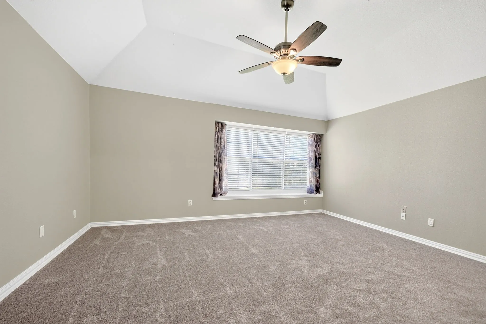 Single Family Residence For Sale in Dallas County , 2713 Planetree Drive, Rowlett, Texas 75089, 4 Bedroom, 2 Bathroom, 2 Garage spaces, 2,323 Sqft, built in 1999, mls#21321147, Real Estate Agent in Rowlett, Homes For Sale in Dallas county, Homes For Sale in Rowlett, Realtor in Rowlett Texas, Real Estate Brokerage Independent Realty Texas, Luminita Cordes Realtor